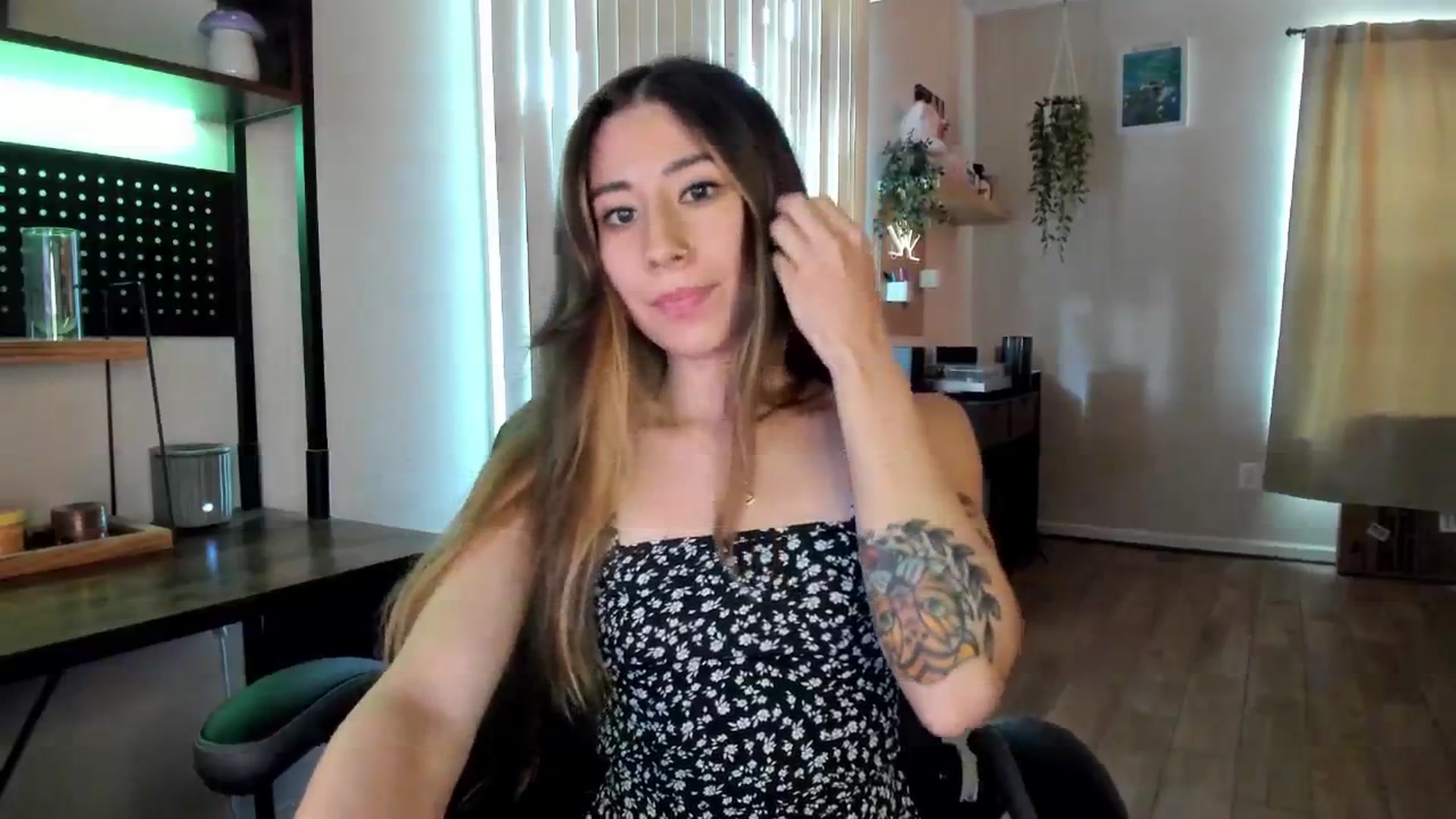 Gallery image thumbnail from killerloryy's myfreecams stream on, 05/23/2024, 17:54 image 18 of 20