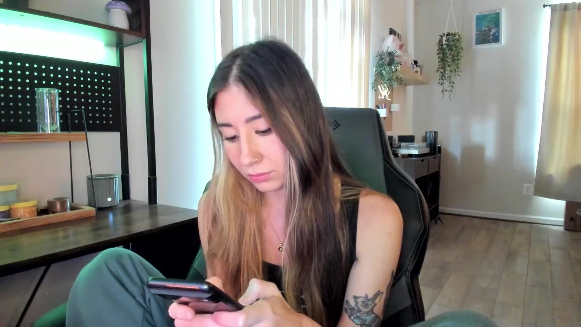 Gallery image thumbnail from killerloryy's myfreecams stream on, 05/23/2024, 17:54 image 4 of 20