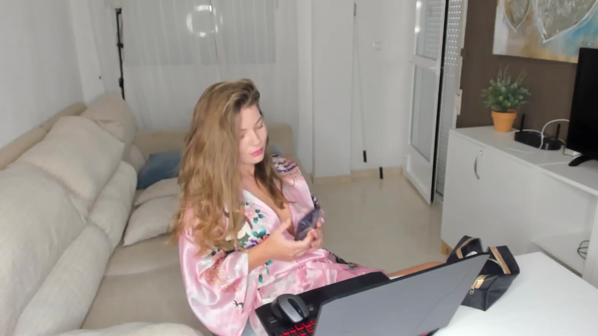 Gallery image thumbnail from kimbasin's myfreecams stream on, 05/18/2024, 17:41 image 9 of 20