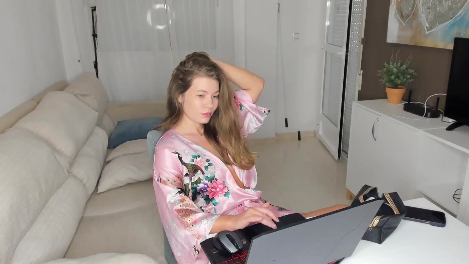 Gallery image thumbnail from kimbasin's myfreecams stream on, 05/18/2024, 17:41 image 8 of 20