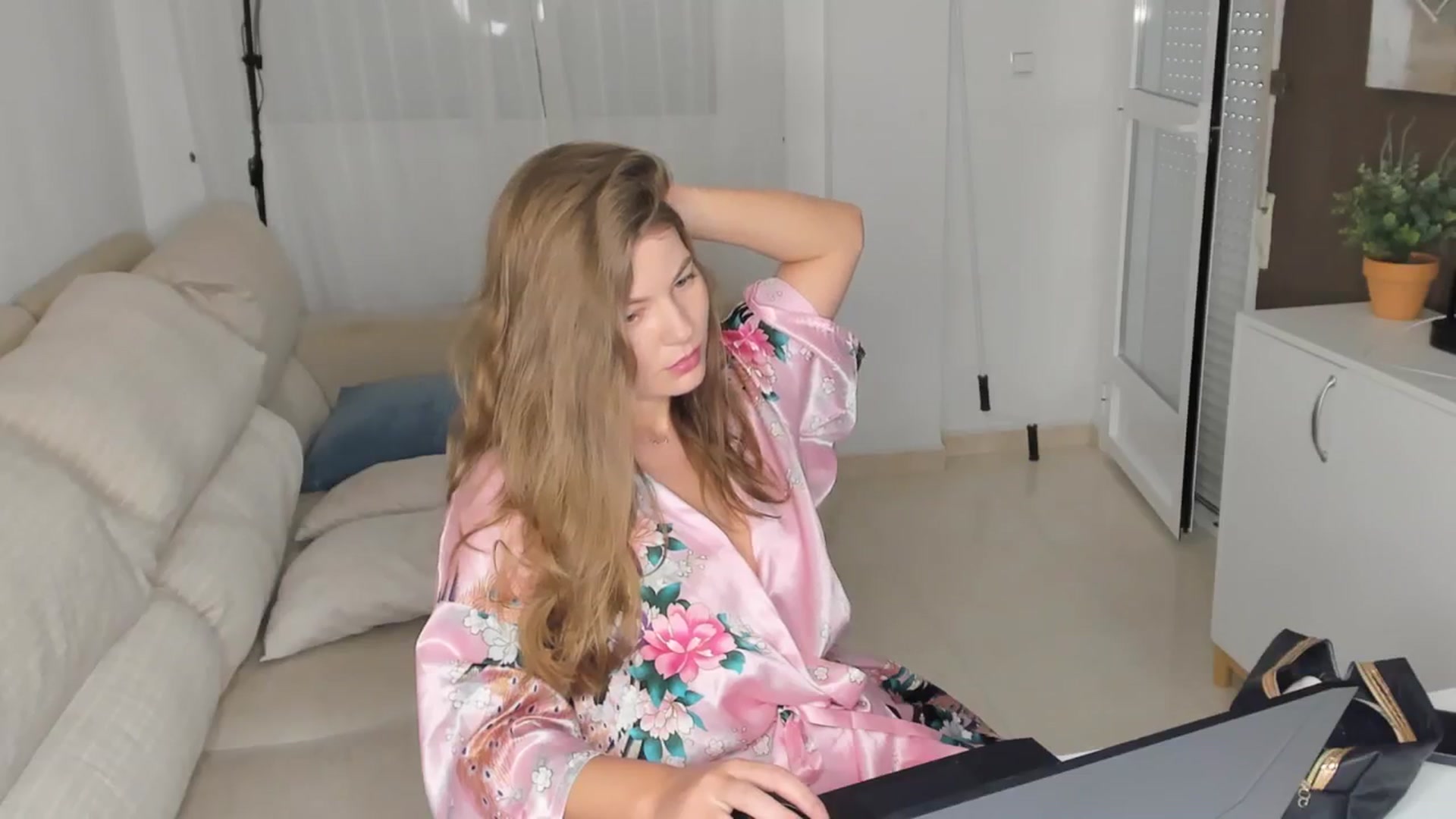 Gallery image thumbnail from kimbasin's myfreecams stream on, 05/18/2024, 17:41 image 7 of 20