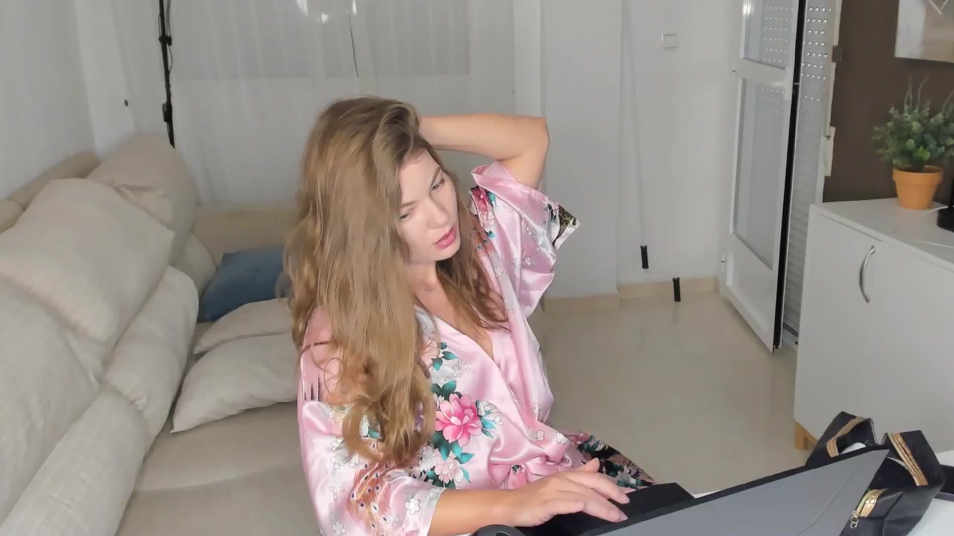 Gallery image thumbnail from kimbasin's myfreecams stream on, 05/18/2024, 17:41 image 6 of 20
