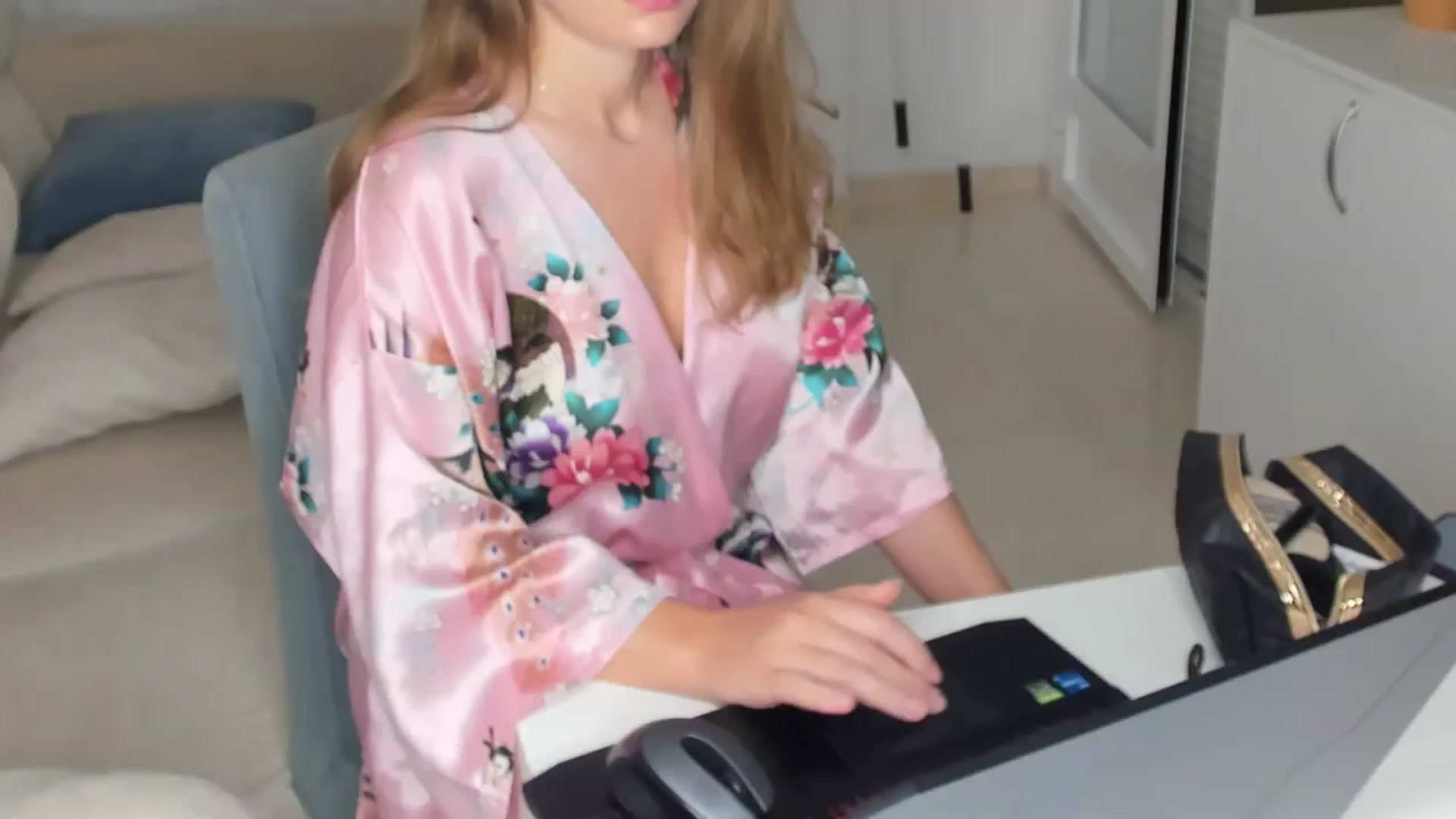 Gallery image thumbnail from kimbasin's myfreecams stream on, 05/18/2024, 18:15 image 15 of 20