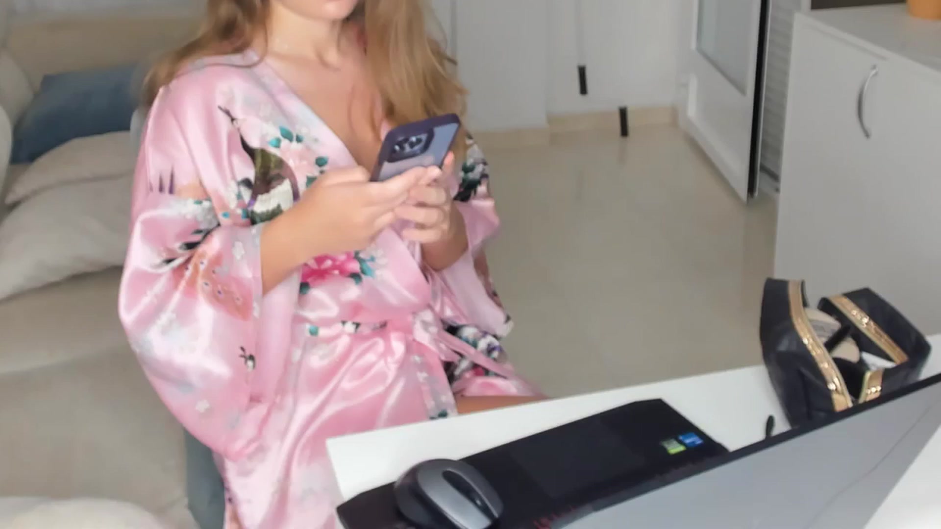 Gallery image thumbnail from kimbasin's myfreecams stream on, 05/18/2024, 18:15 image 16 of 20
