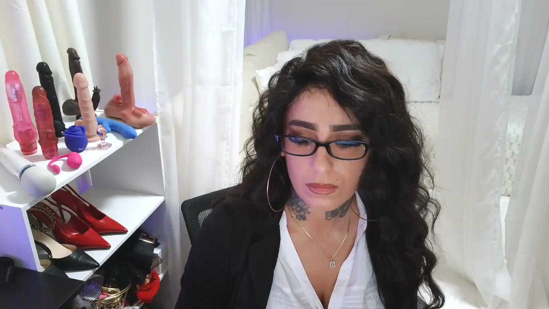 Gallery image thumbnail from kimoralove28's myfreecams stream on, 10/21/2025, 12:43 image 10 of 20