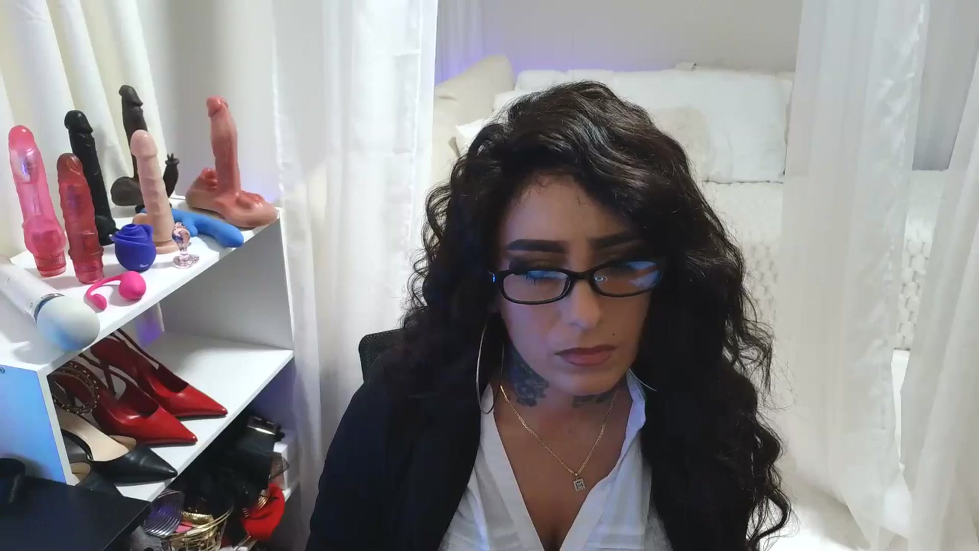 Gallery image thumbnail from kimoralove28's myfreecams stream on, 10/21/2025, 12:43 image 9 of 20