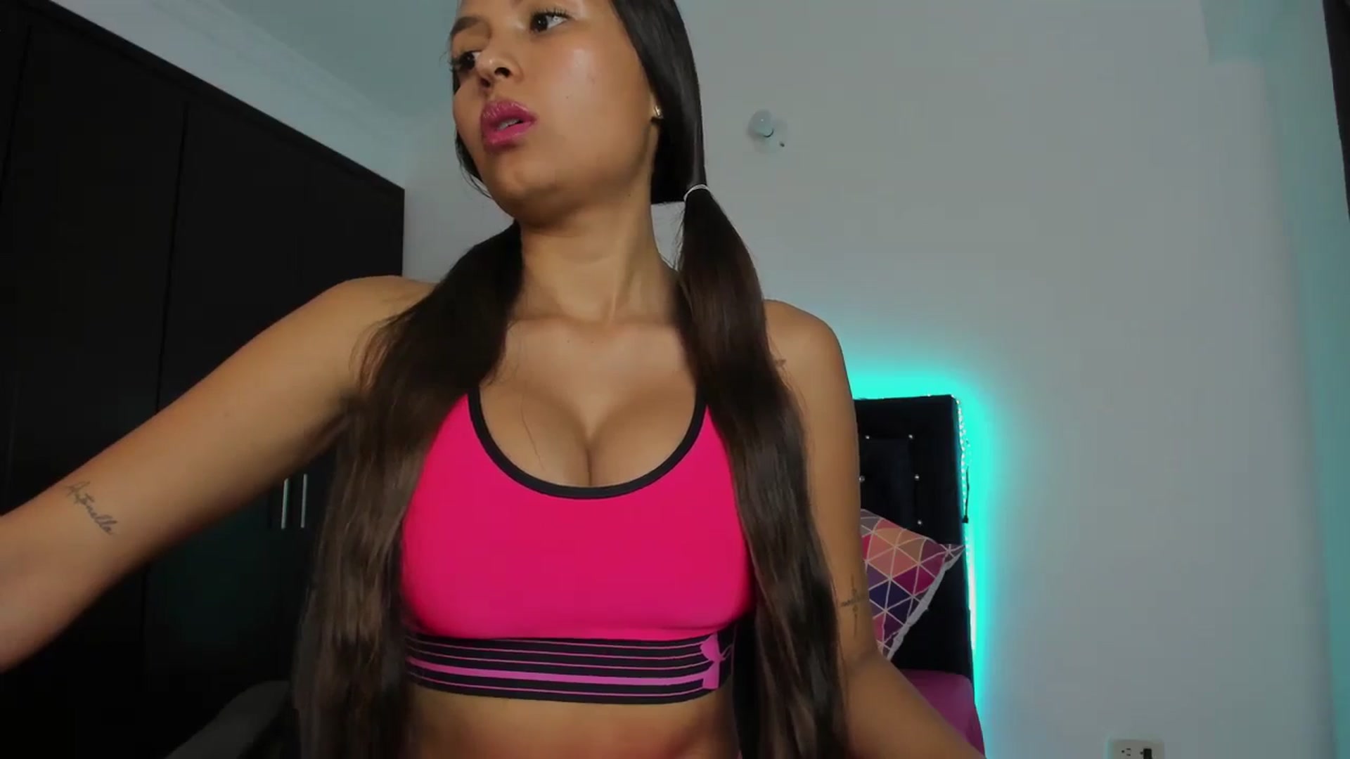 Gallery image thumbnail from kinkytasty's myfreecams stream on, 10/01/2024, 22:24 image 18 of 20
