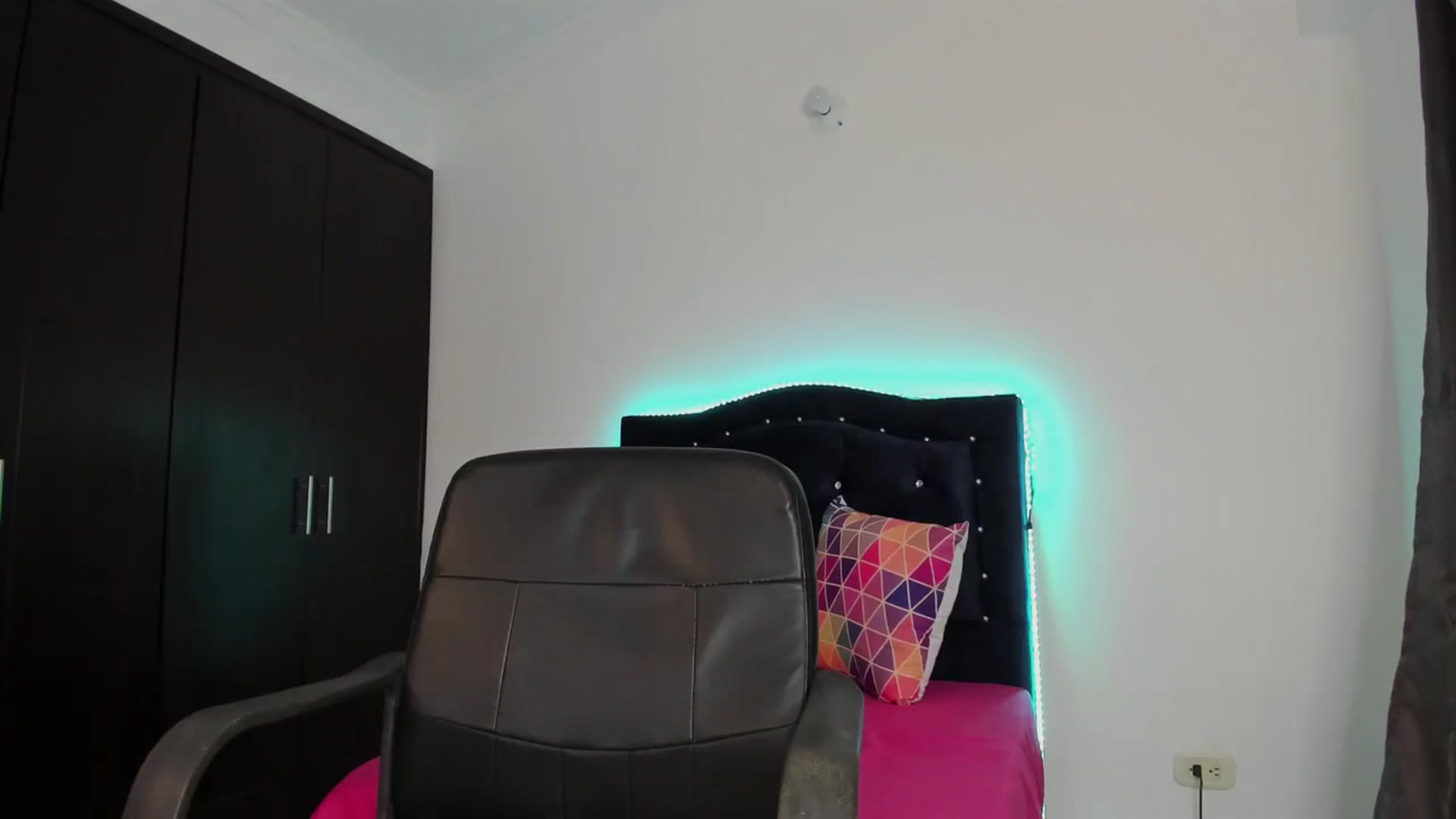 Gallery image thumbnail from kinkytasty's myfreecams stream on, 10/02/2024, 20:49 image 7 of 20