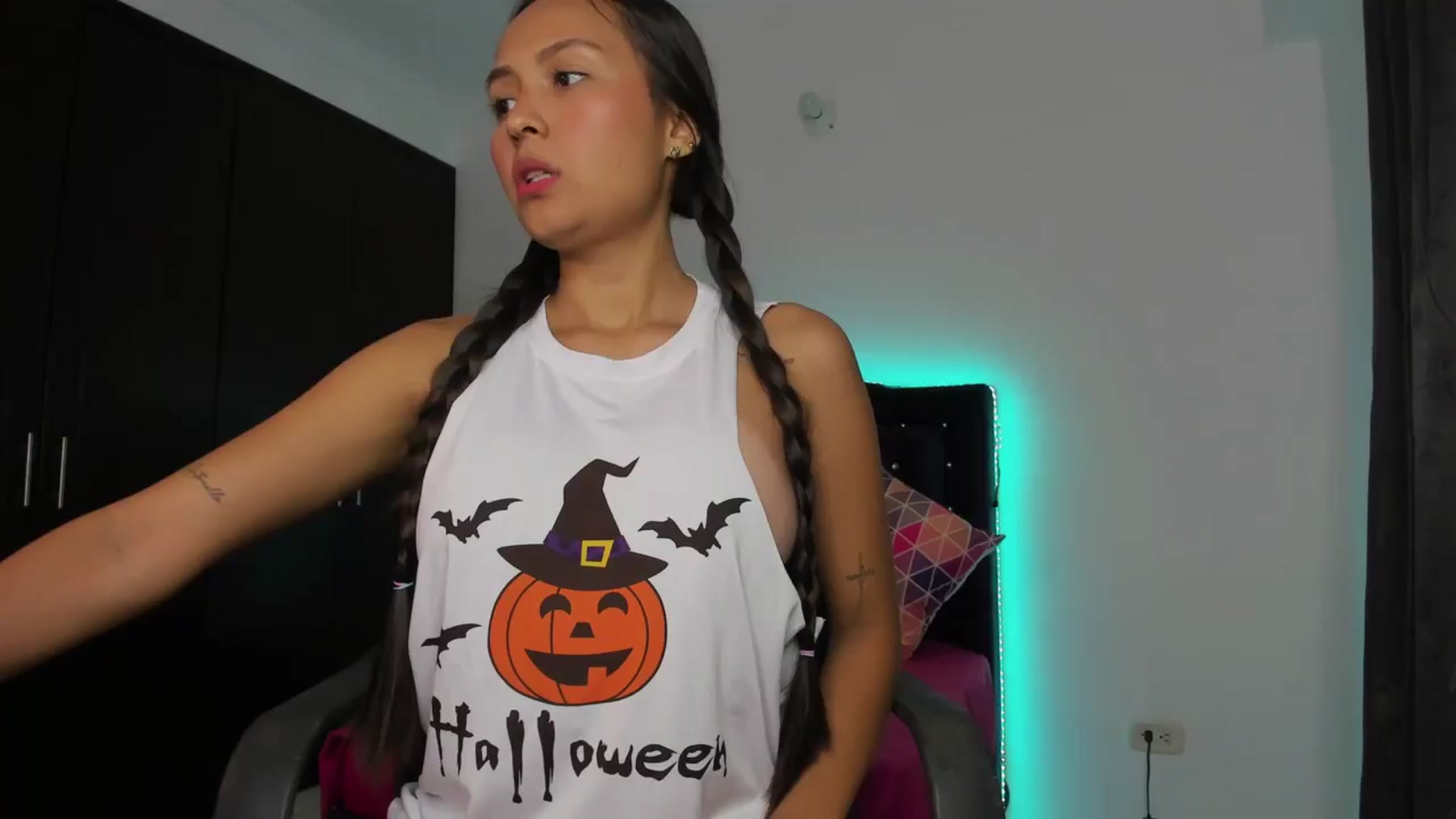 Gallery image thumbnail from kinkytasty's myfreecams stream on, 10/31/2024, 14:06 image 1 of 20