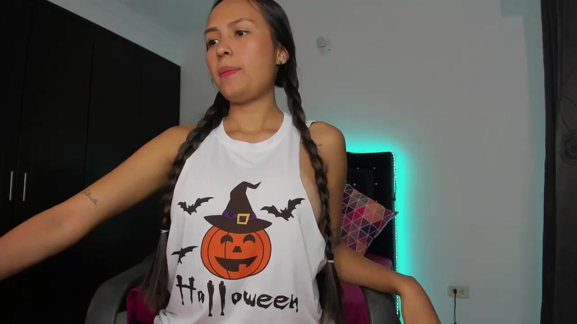 Gallery image thumbnail from kinkytasty's myfreecams stream on, 10/31/2024, 14:06 image 3 of 20