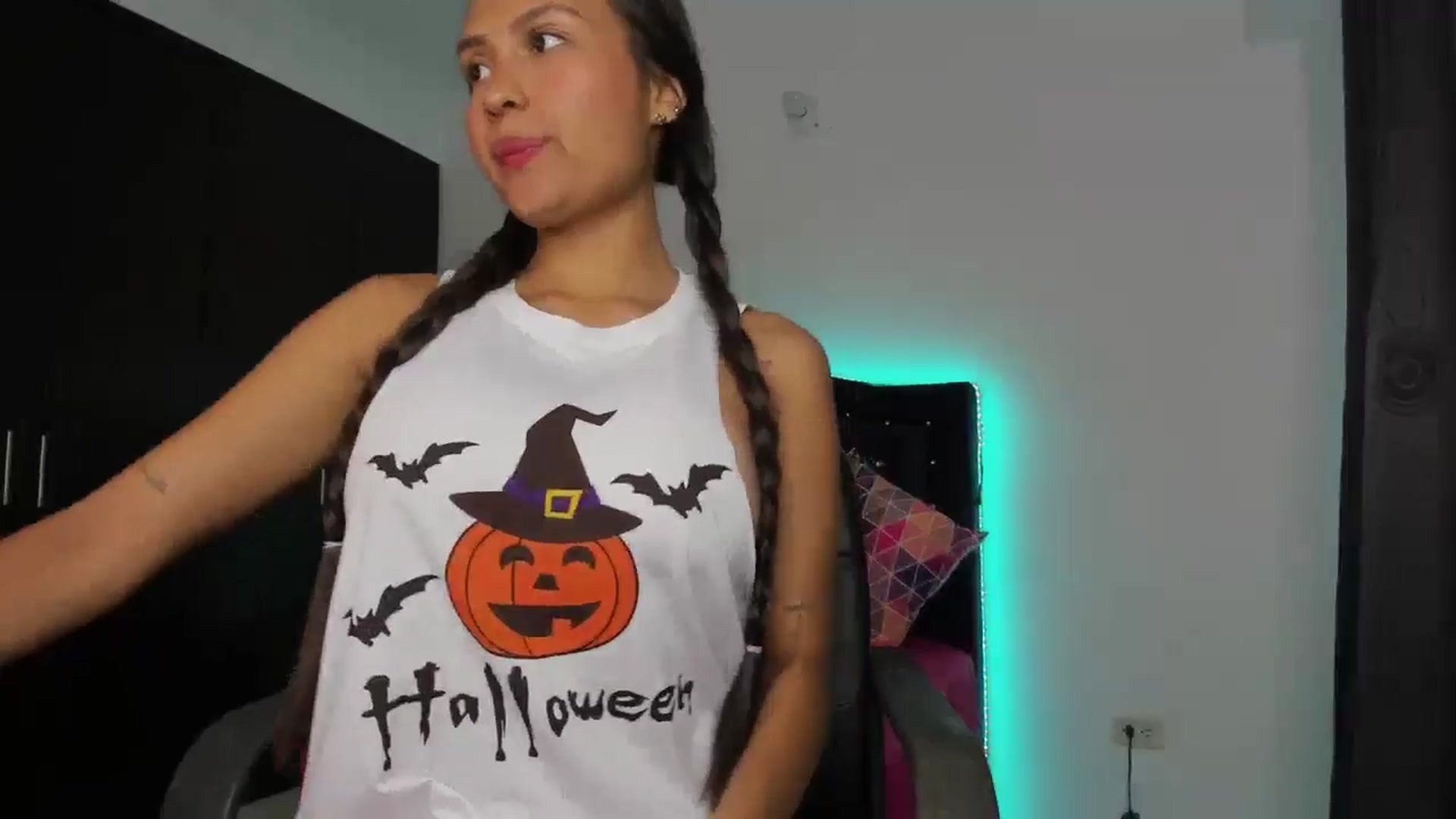 Gallery image thumbnail from kinkytasty's myfreecams stream on, 10/31/2024, 14:06 image 13 of 20