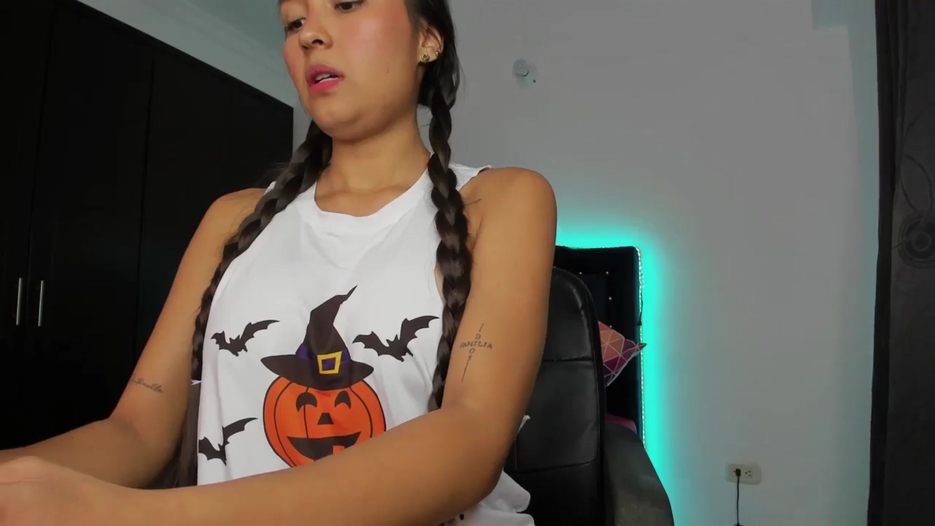 Gallery image thumbnail from kinkytasty's myfreecams stream on, 10/31/2024, 14:06 image 12 of 20