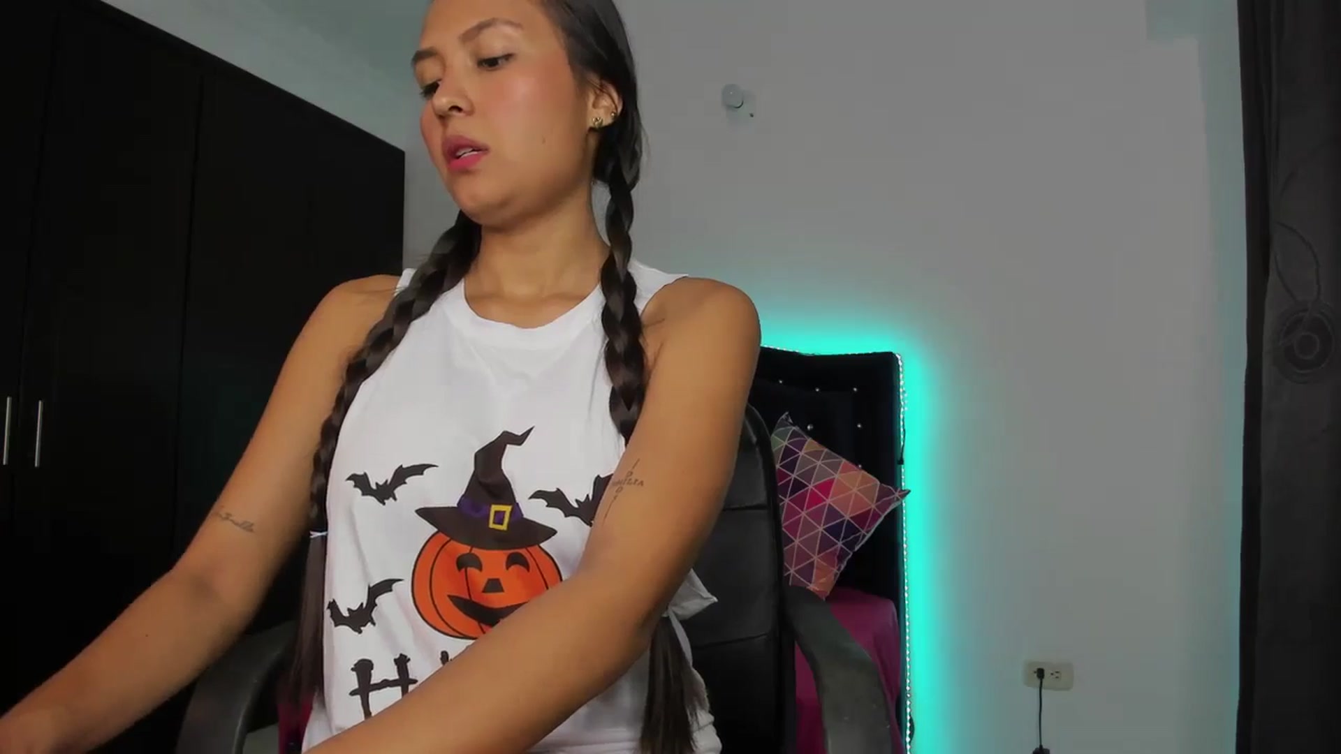Gallery image thumbnail from kinkytasty's myfreecams stream on, 10/31/2024, 14:06 image 15 of 20