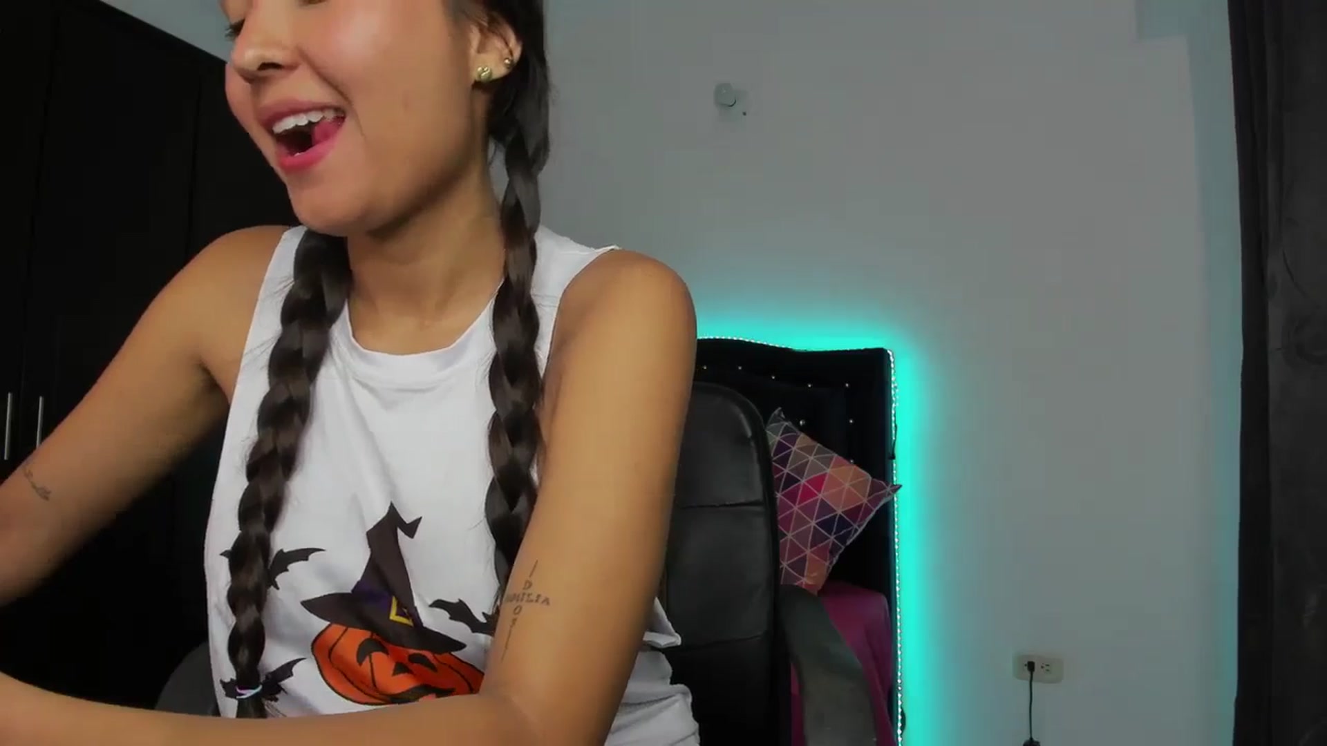Gallery image thumbnail from kinkytasty's myfreecams stream on, 10/31/2024, 14:06 image 18 of 20