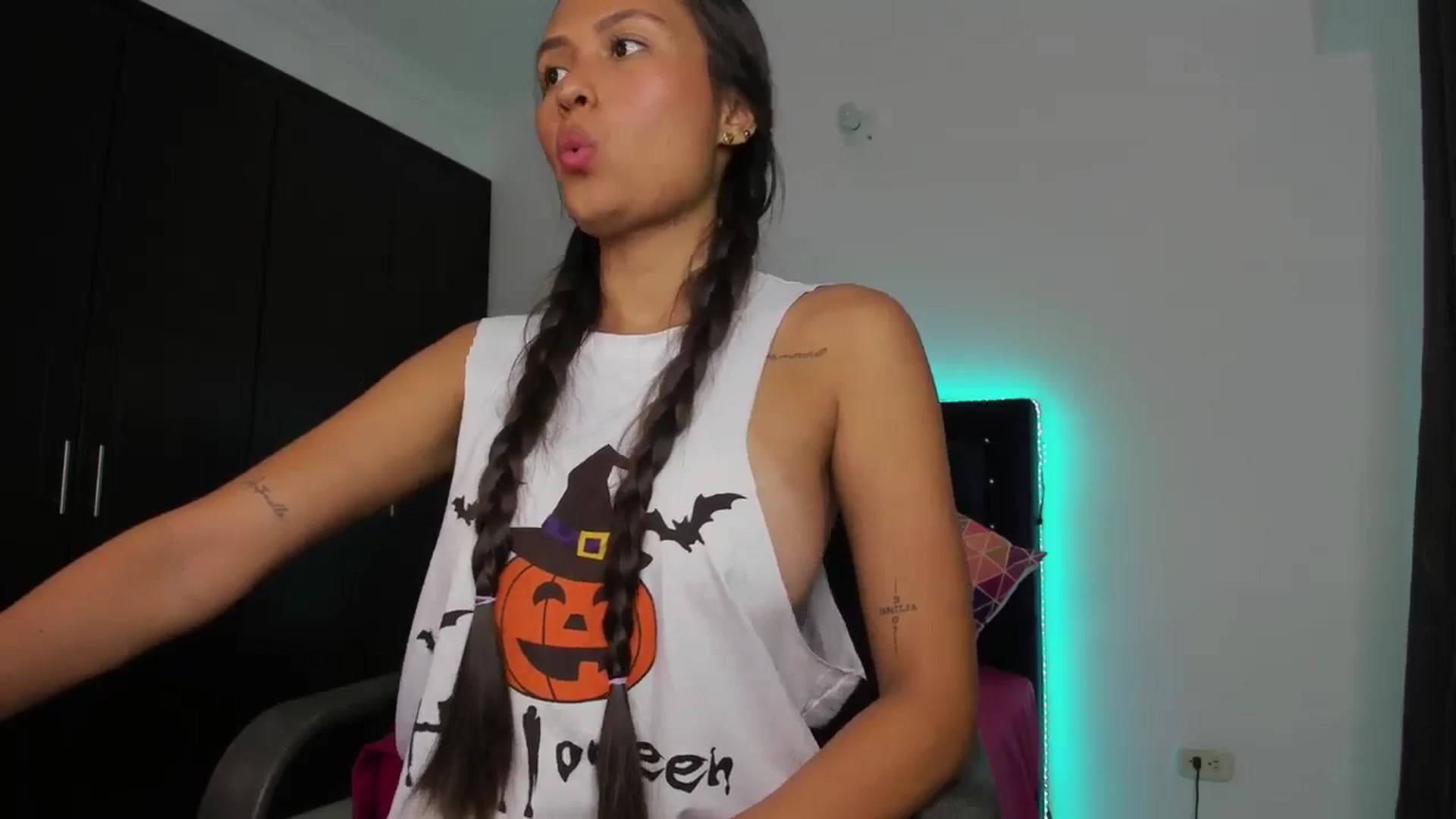 Gallery image thumbnail from kinkytasty's myfreecams stream on, 10/31/2024, 15:18 image 11 of 20