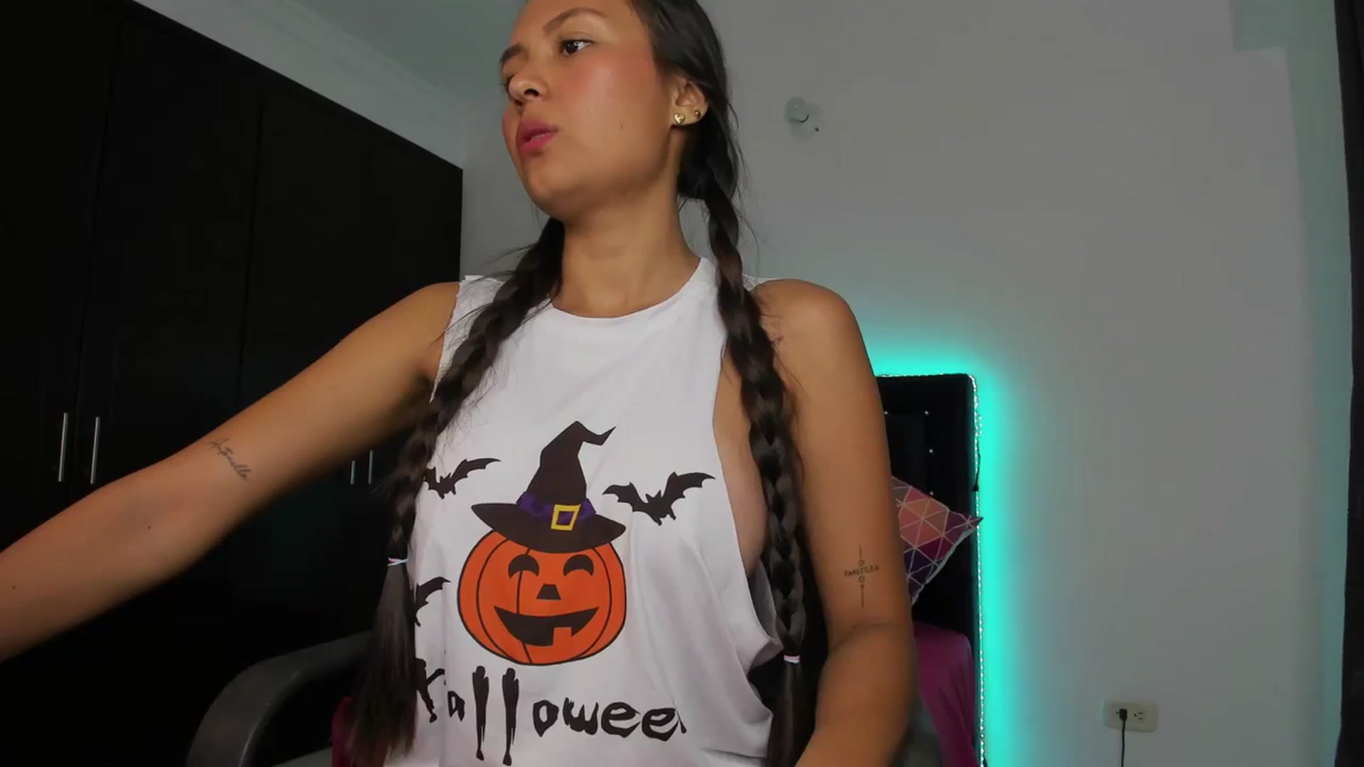 Gallery image thumbnail from kinkytasty's myfreecams stream on, 10/31/2024, 15:18 image 2 of 20