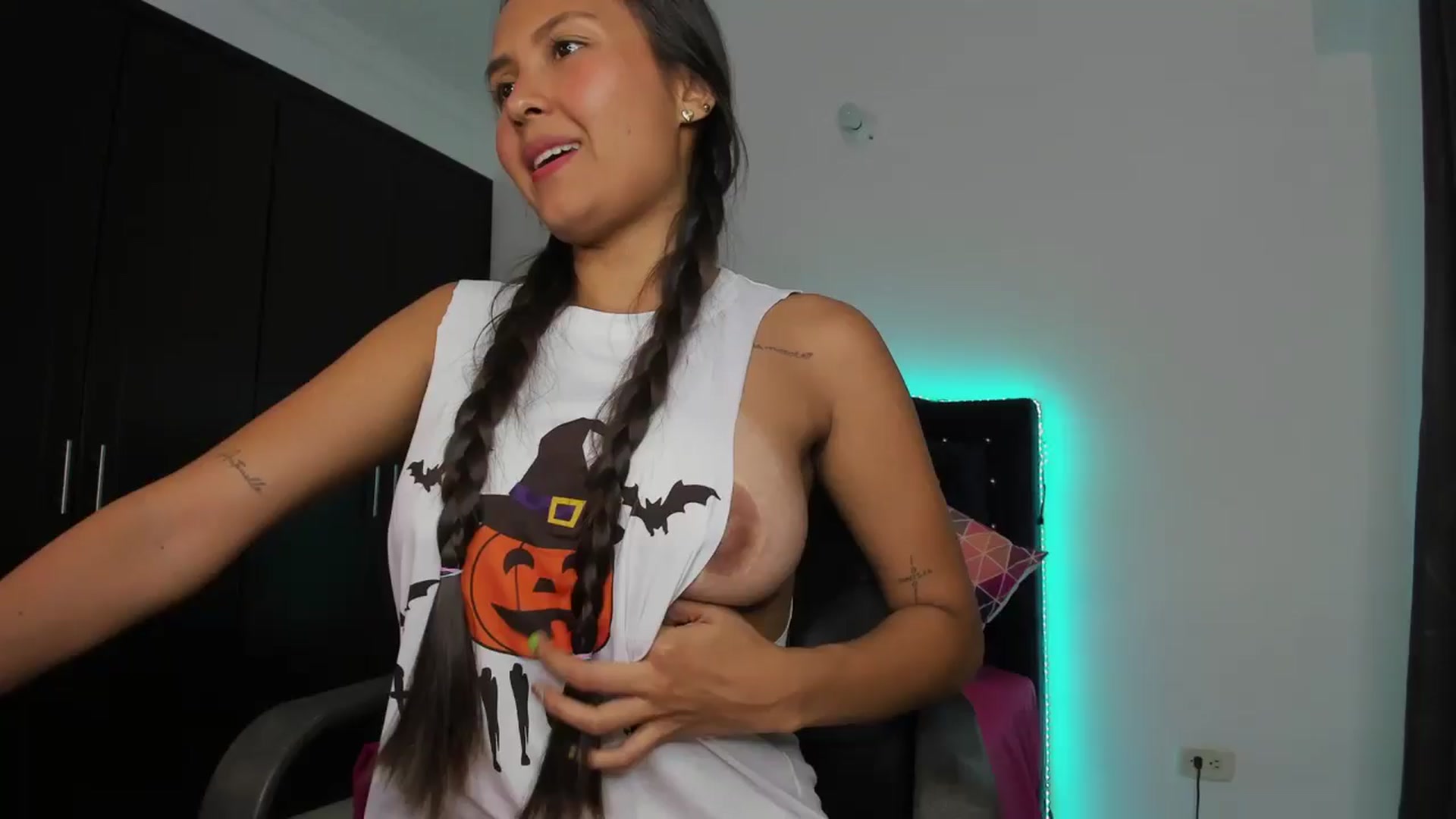 Gallery image thumbnail from kinkytasty's myfreecams stream on, 10/31/2024, 15:18 image 10 of 20