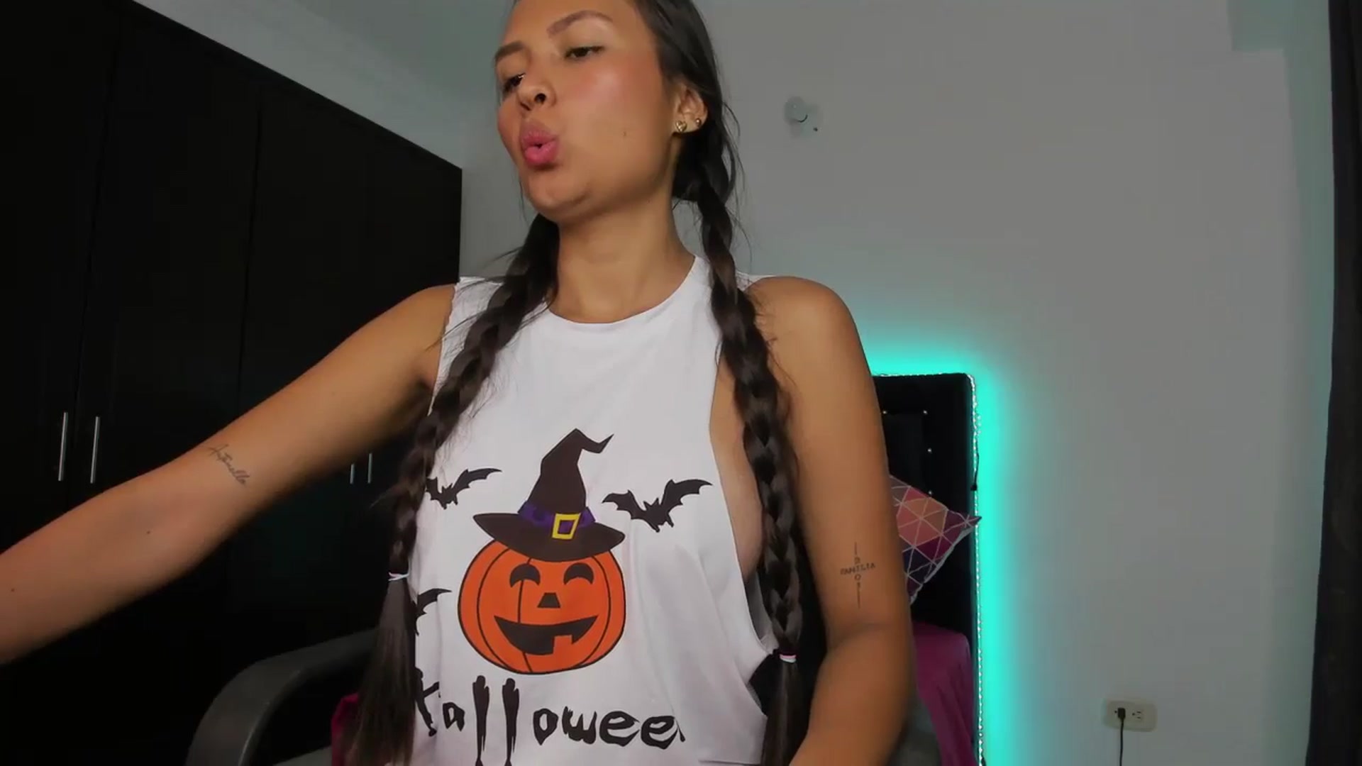Gallery image thumbnail from kinkytasty's myfreecams stream on, 10/31/2024, 15:18 image 3 of 20