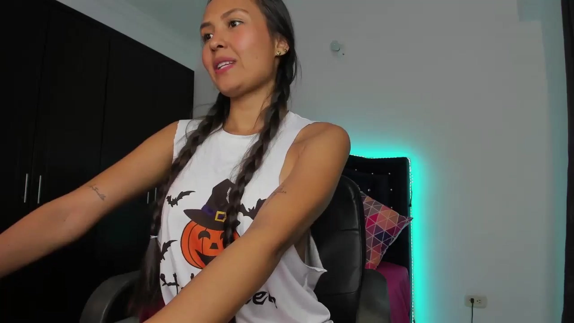 Gallery image thumbnail from kinkytasty's myfreecams stream on, 10/31/2024, 15:18 image 13 of 20
