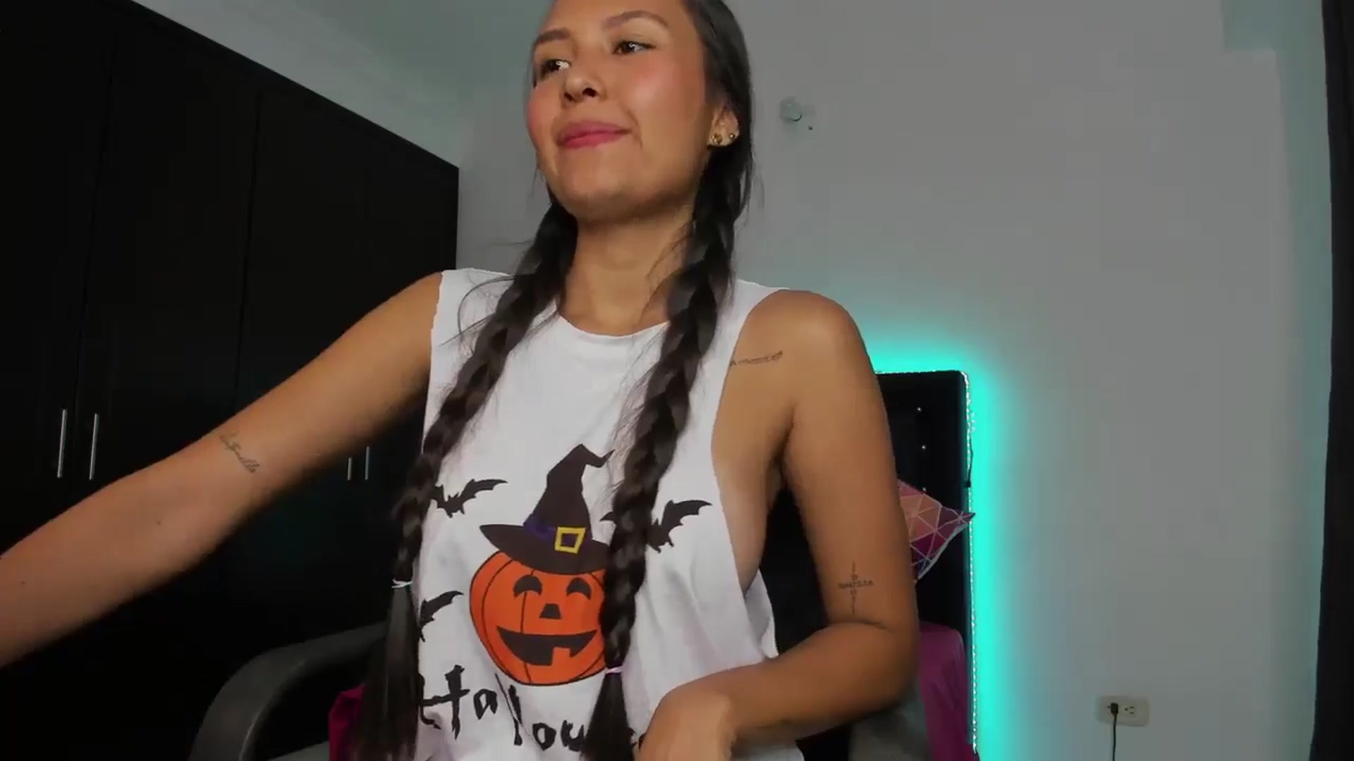 Gallery image thumbnail from kinkytasty's myfreecams stream on, 10/31/2024, 15:18 image 15 of 20