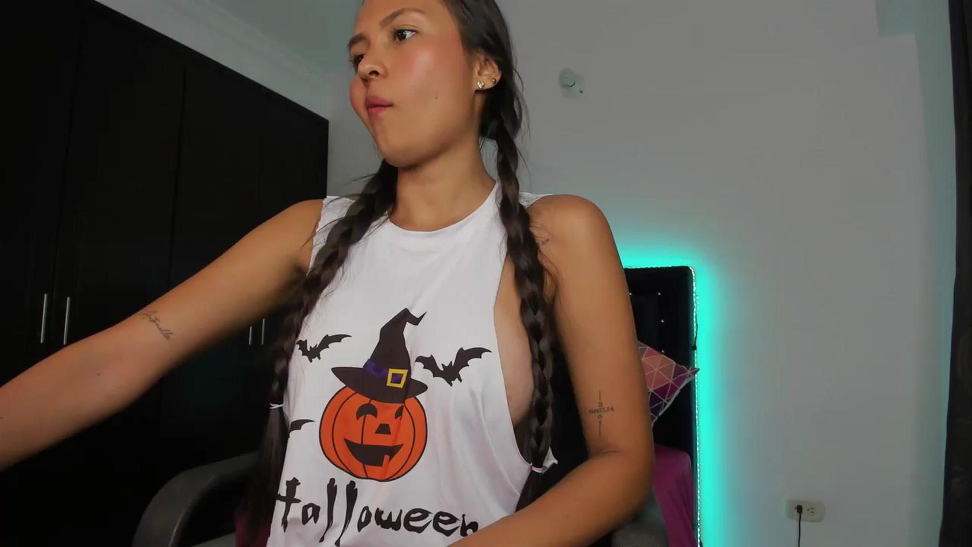 Gallery image thumbnail from kinkytasty's myfreecams stream on, 10/31/2024, 15:18 image 5 of 20