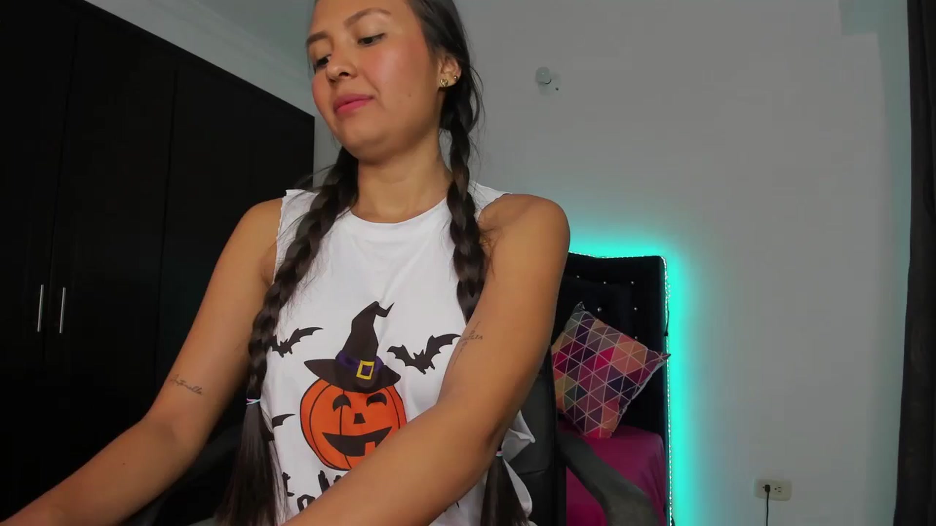 Gallery image thumbnail from kinkytasty's myfreecams stream on, 10/31/2024, 15:18 image 1 of 20