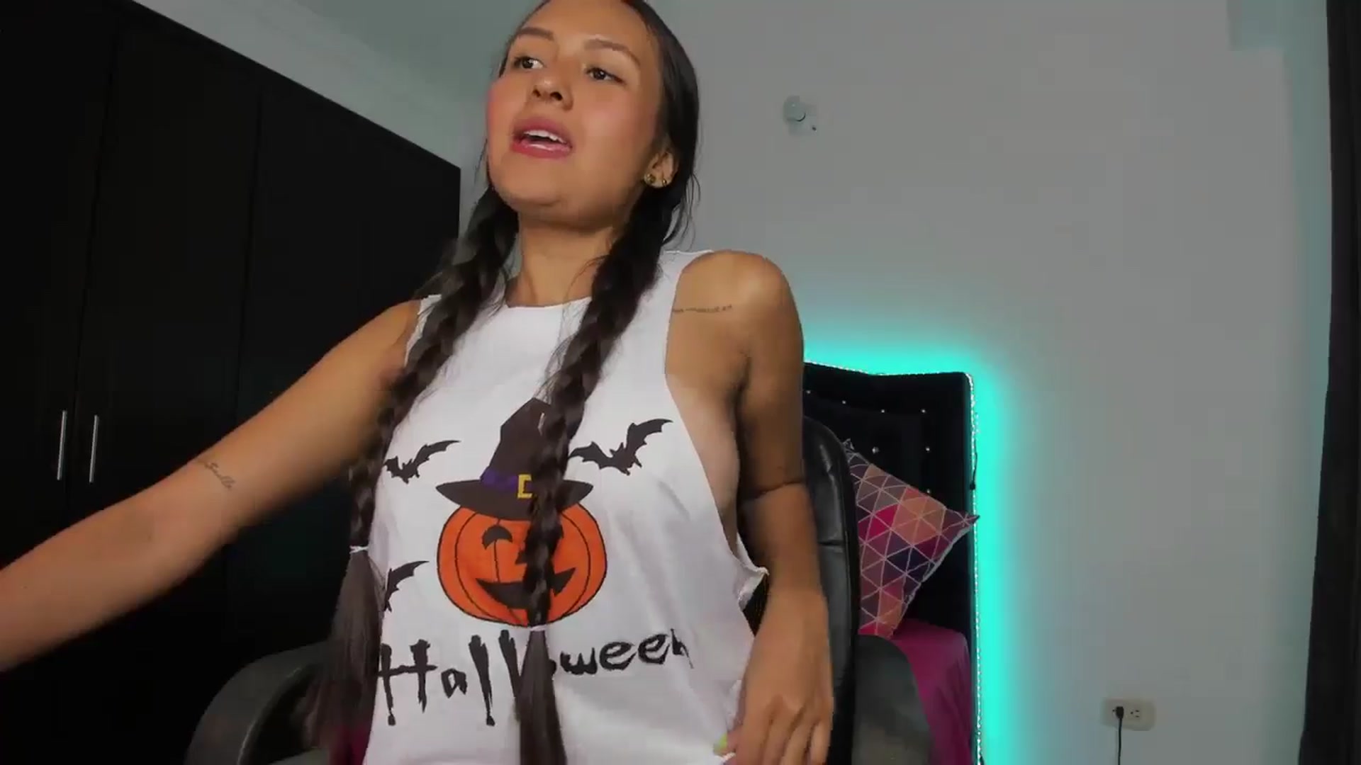 Gallery image thumbnail from kinkytasty's myfreecams stream on, 10/31/2024, 15:18 image 7 of 20