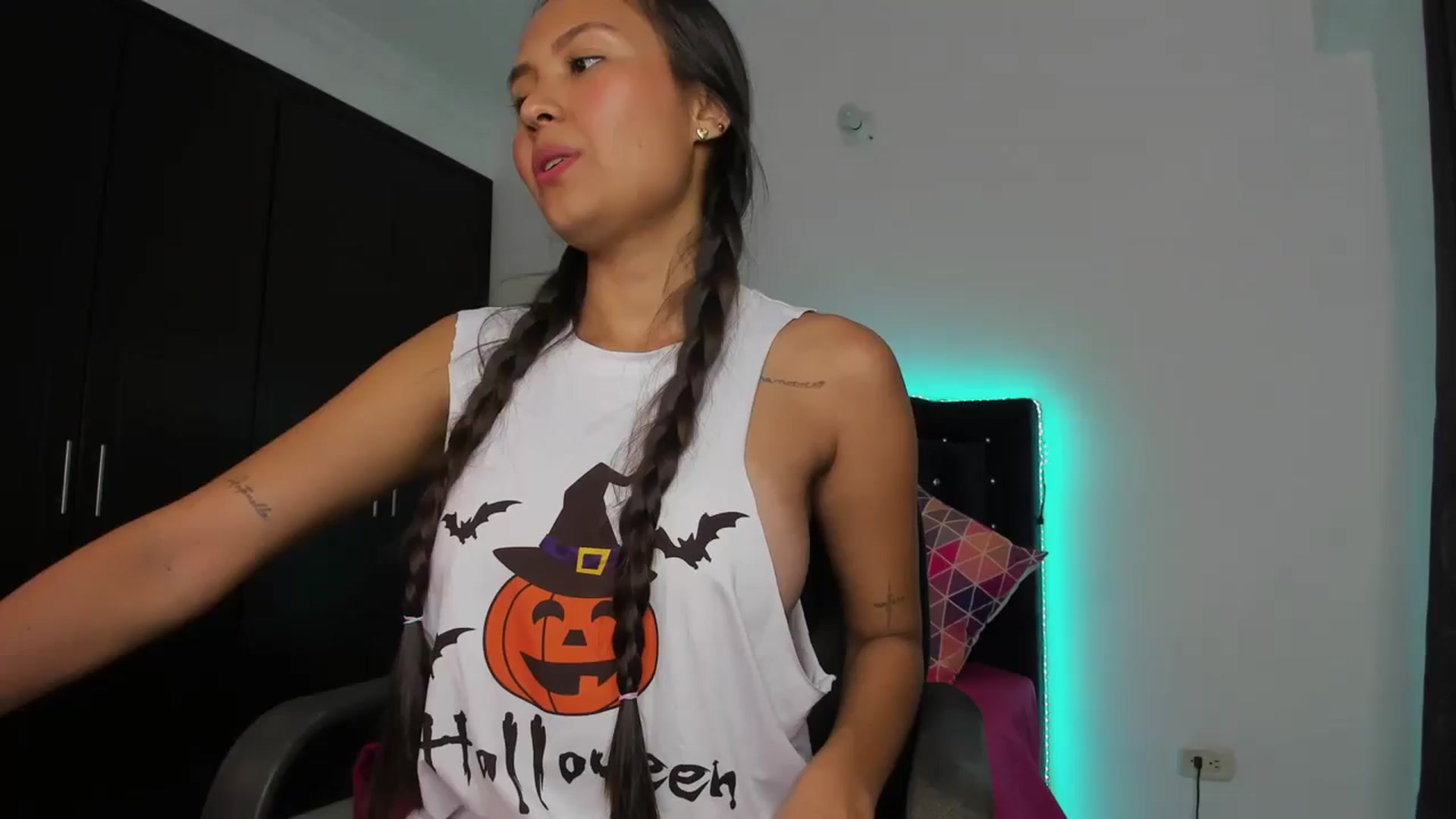 Gallery image thumbnail from kinkytasty's myfreecams stream on, 10/31/2024, 15:18 image 14 of 20