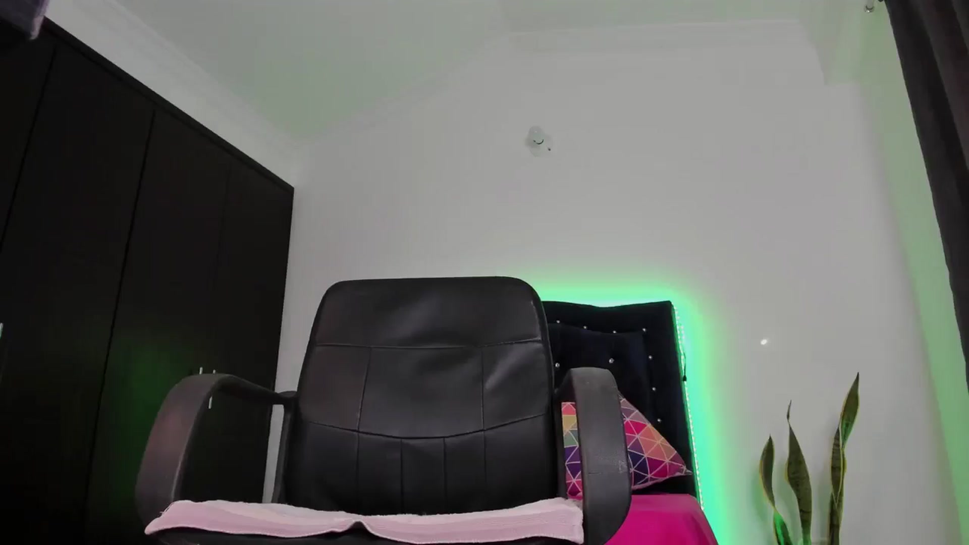 Gallery image thumbnail from kinkytasty's myfreecams stream on, 11/28/2024, 21:04 image 10 of 20