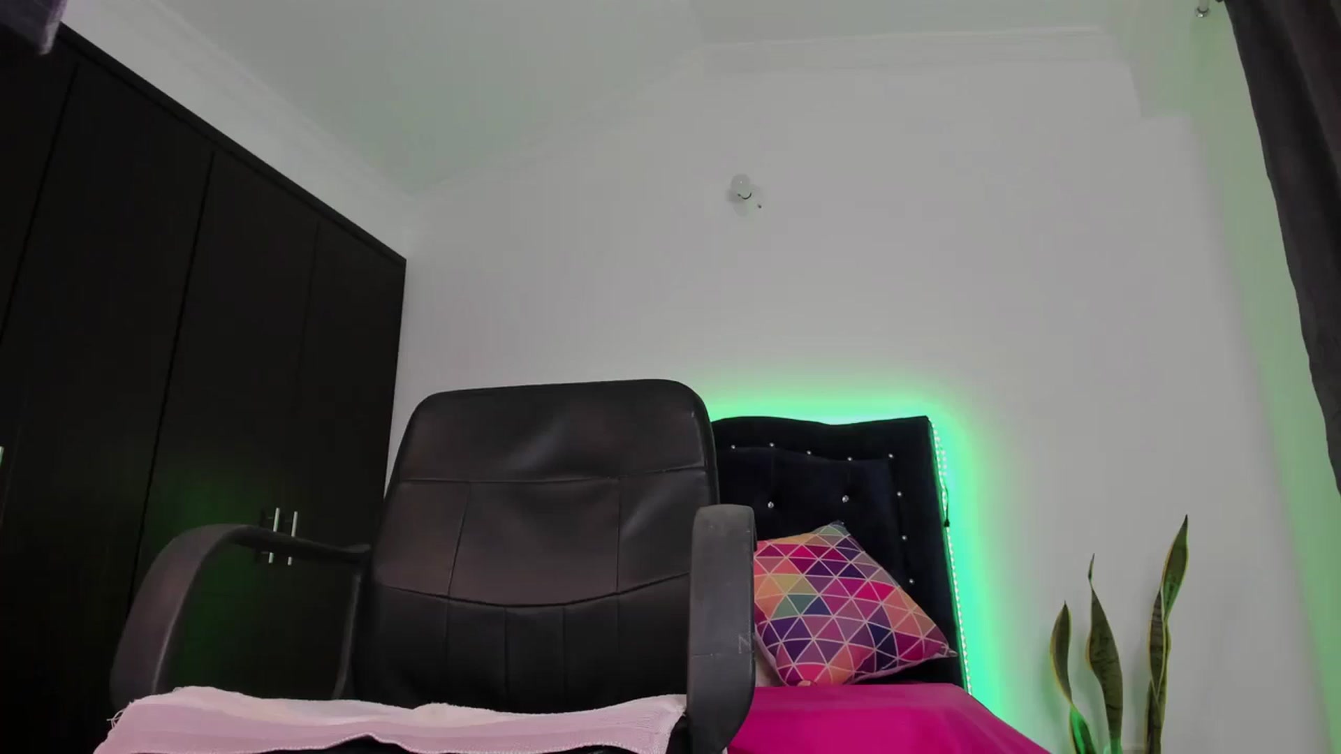 Gallery image thumbnail from kinkytasty's myfreecams stream on, 11/28/2024, 21:04 image 20 of 20