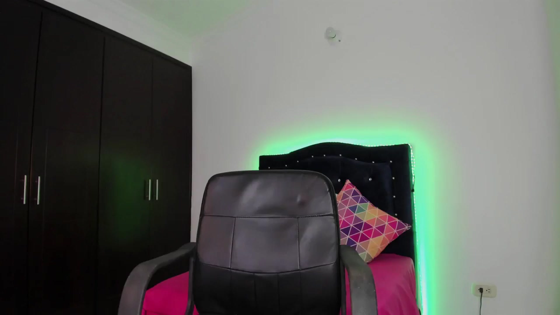 Gallery image thumbnail from kinkytasty's myfreecams stream on, 12/12/2024, 21:37 image 15 of 20