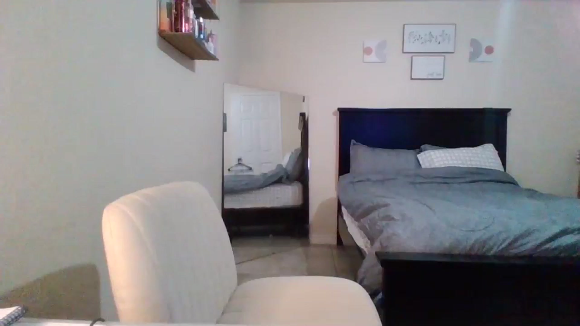 Gallery image thumbnail from kinnzie's myfreecams stream on, 01/16/2024, 10:25 image 10 of 20