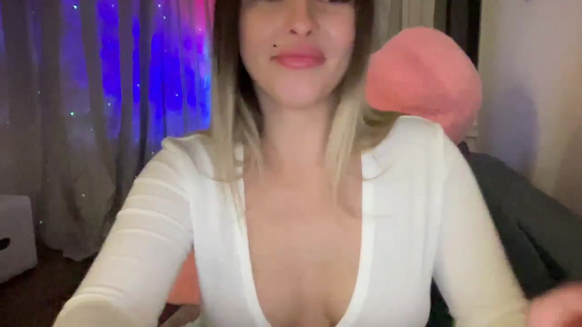 Gallery image thumbnail from kiss_kiss_'s myfreecams stream on, 11/24/2023, 01:39 image 11 of 20