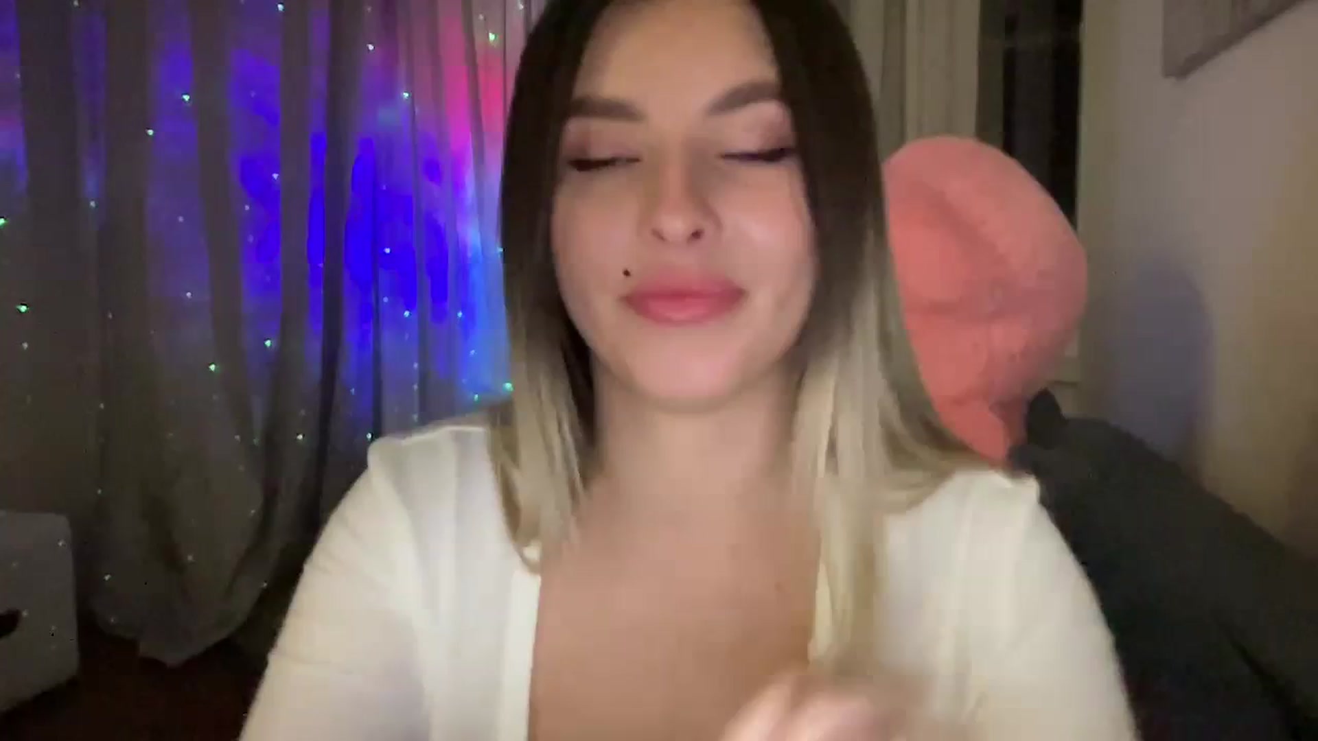 Gallery image thumbnail from kiss_kiss_'s myfreecams stream on, 11/24/2023, 01:39 image 1 of 20