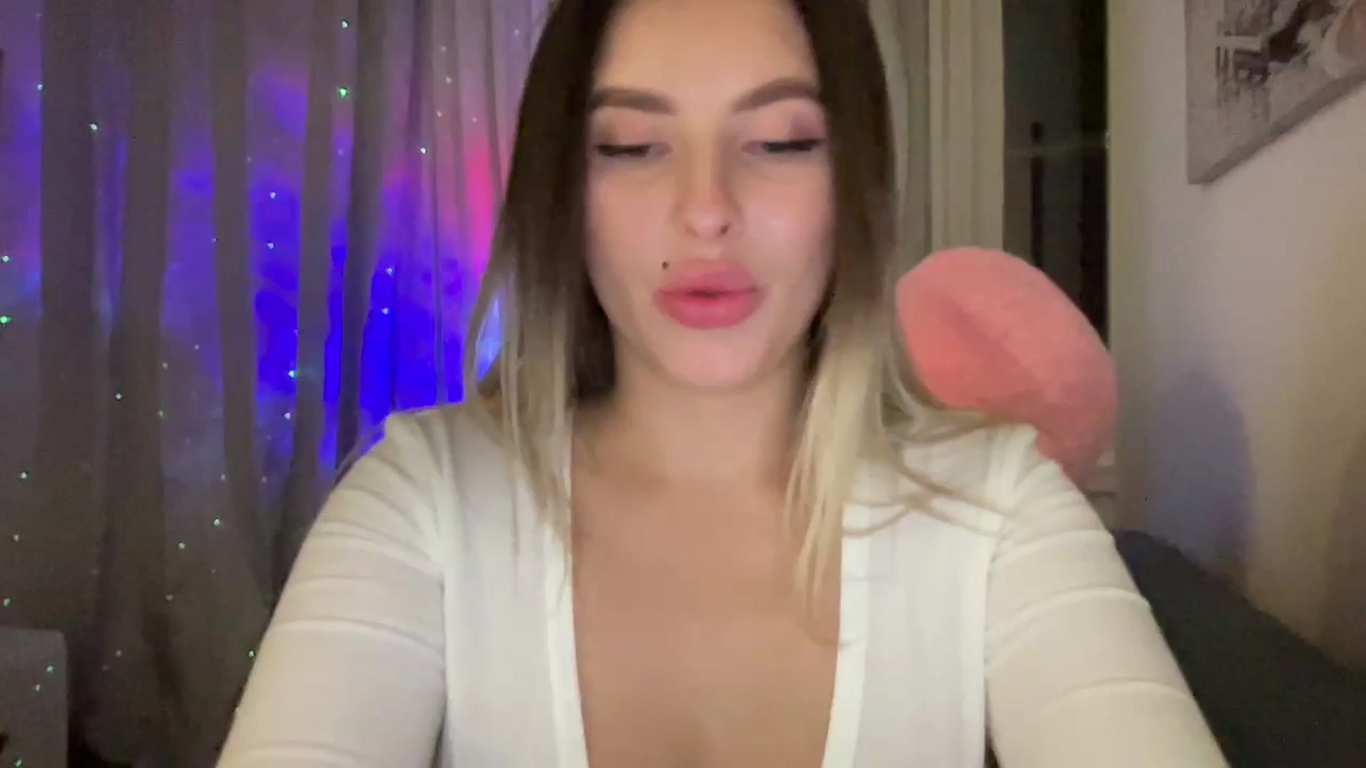 Gallery image thumbnail from kiss_kiss_'s myfreecams stream on, 11/24/2023, 01:39 image 6 of 20