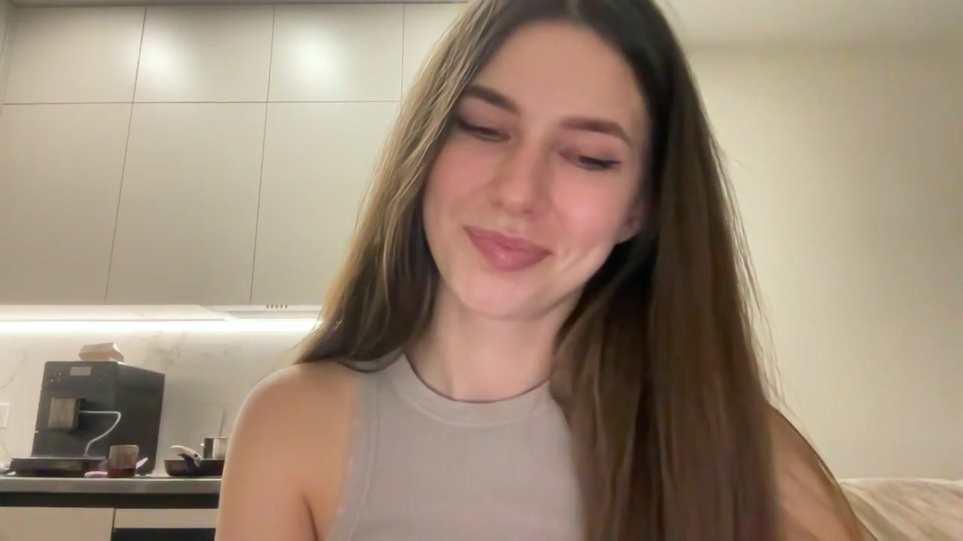 Gallery image thumbnail from kissfreeze's myfreecams stream on, 04/05/2025, 20:02 image 7 of 20