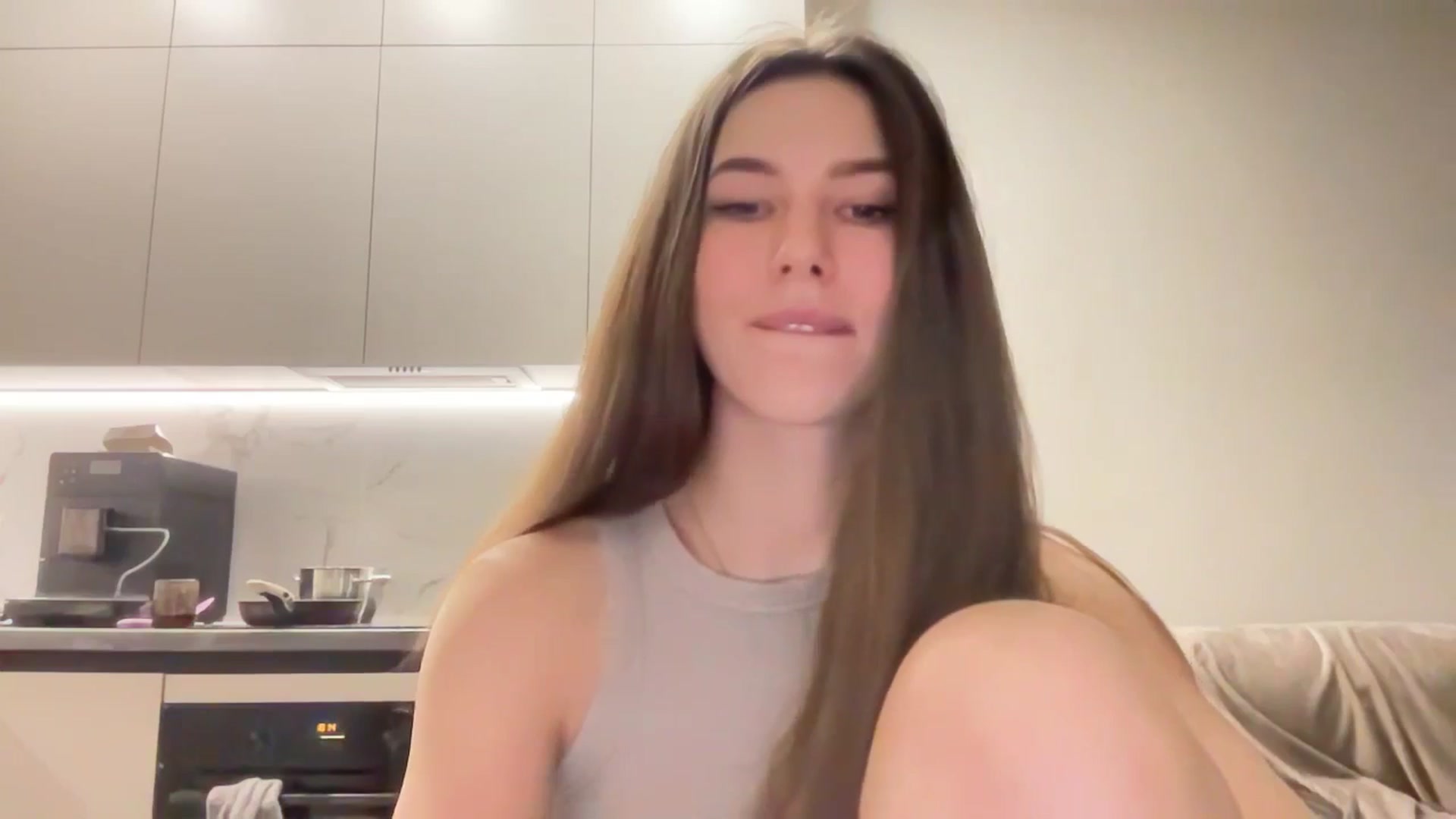 Gallery image thumbnail from kissfreeze's myfreecams stream on, 04/05/2025, 20:41 image 14 of 20