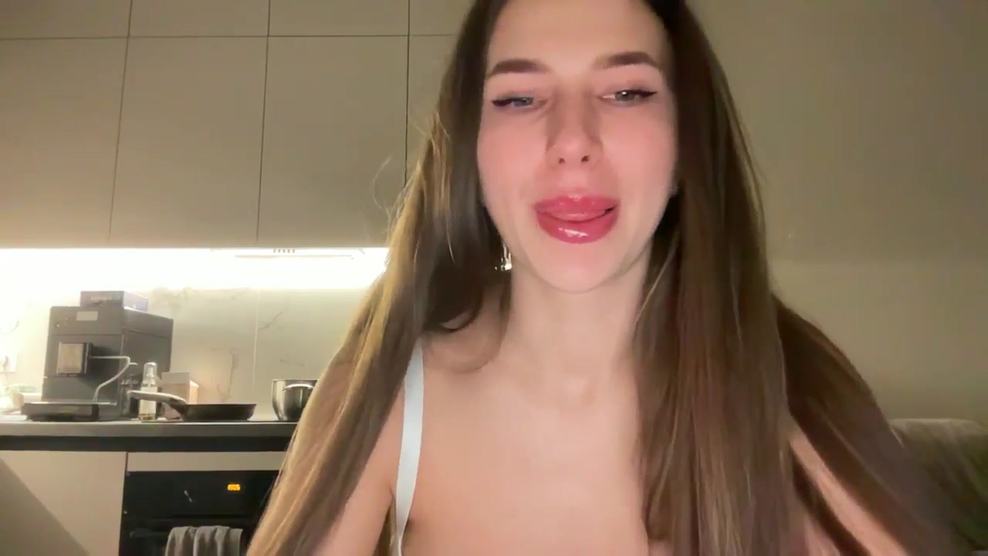 Gallery image thumbnail from kissfreeze's myfreecams stream on, 04/06/2025, 21:50 image 13 of 20