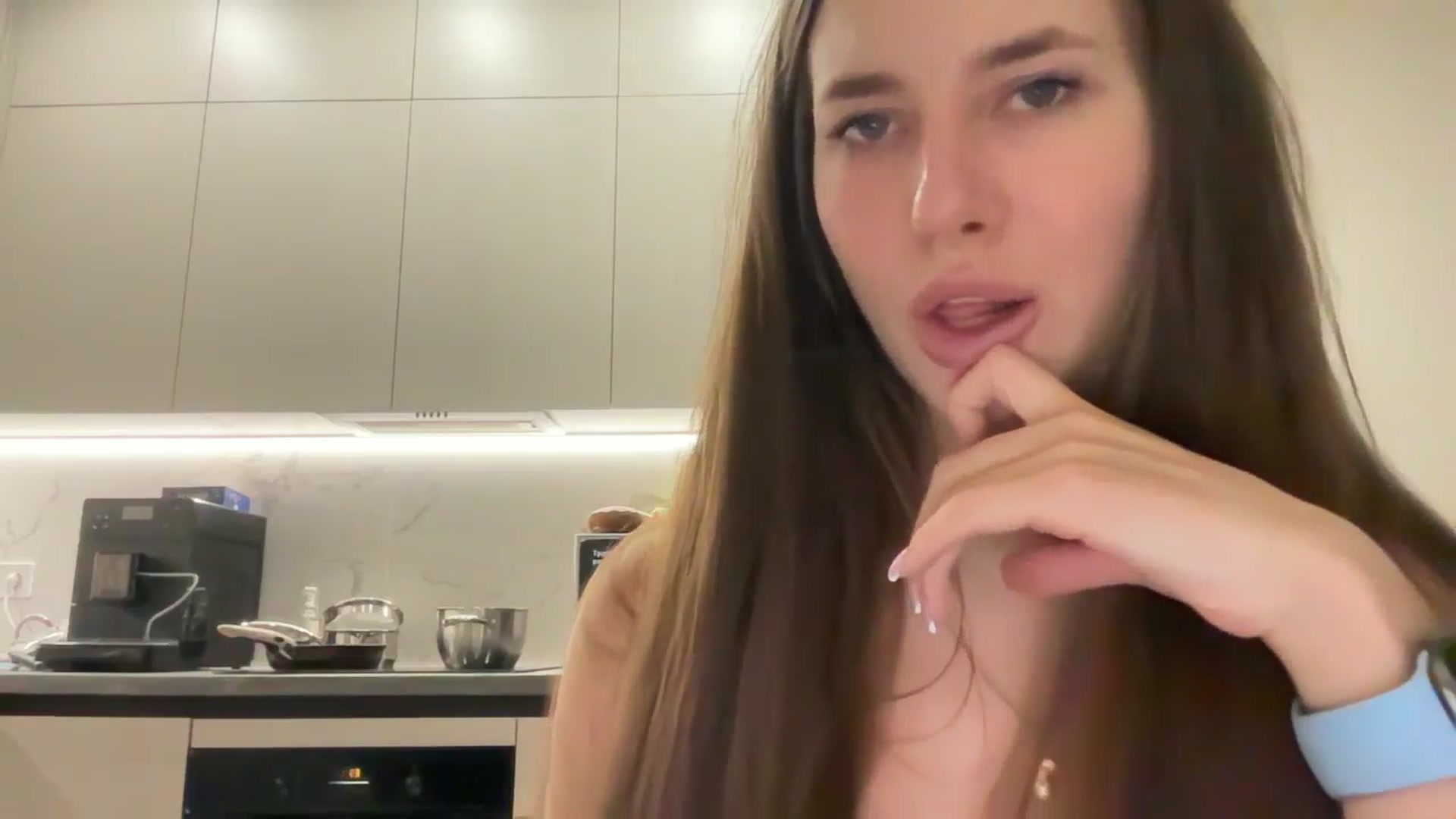 Gallery image thumbnail from kissfreeze's myfreecams stream on, 04/07/2025, 21:01 image 7 of 20