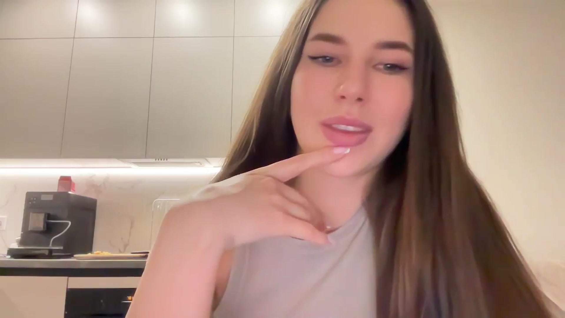 Gallery image thumbnail from kissfreeze's myfreecams stream on, 04/09/2025, 19:28 image 4 of 20