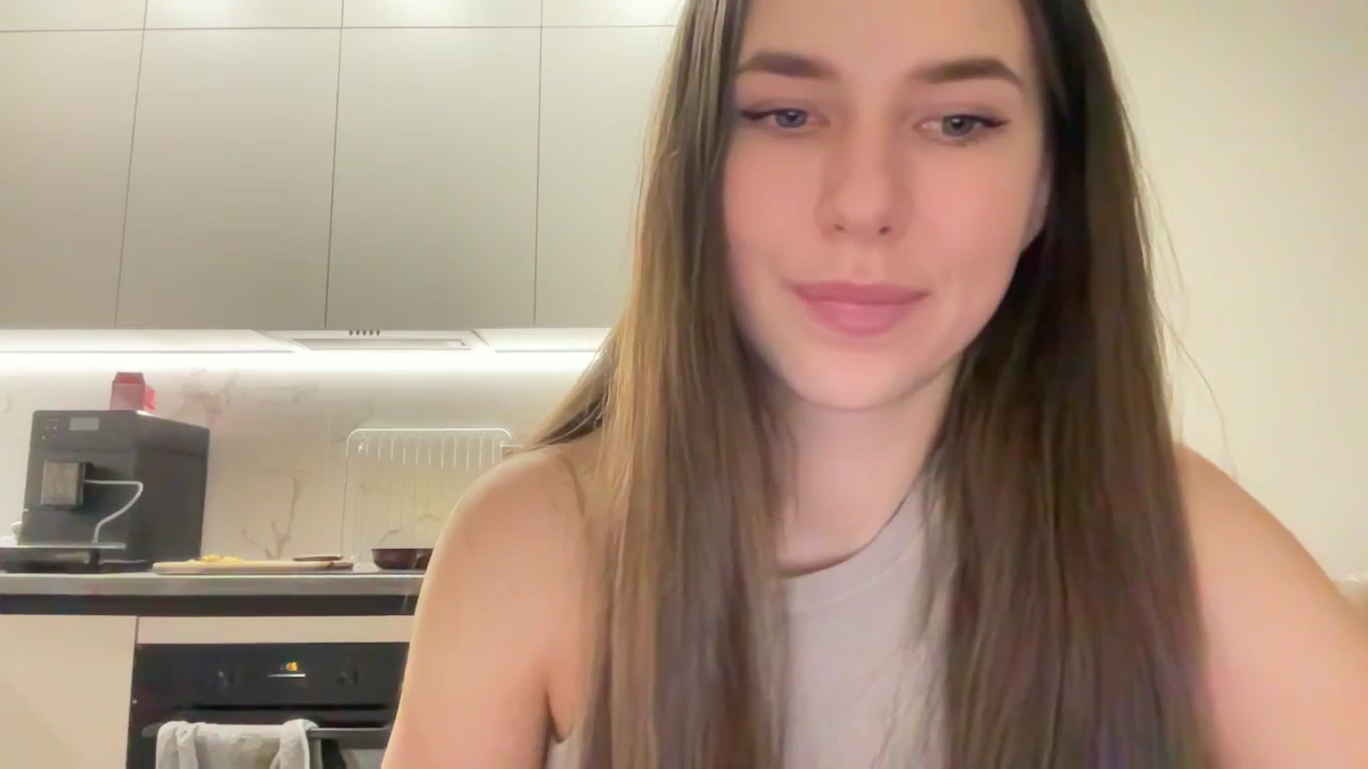 Gallery image thumbnail from kissfreeze's myfreecams stream on, 04/09/2025, 21:20 image 16 of 20