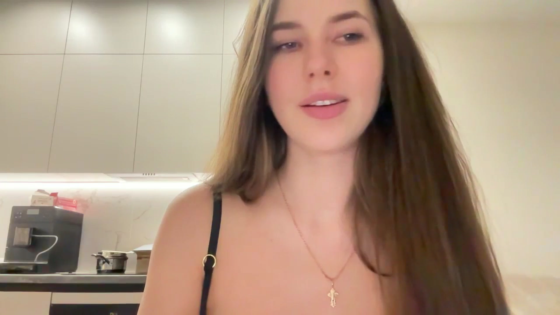 Gallery image thumbnail from kissfreeze's myfreecams stream on, 04/10/2025, 21:33 image 4 of 20