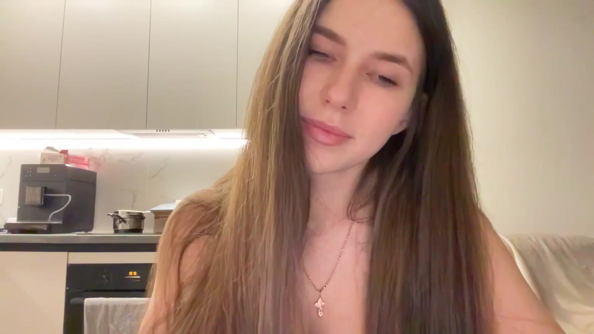 Gallery image thumbnail from kissfreeze's myfreecams stream on, 04/10/2025, 21:33 image 18 of 20