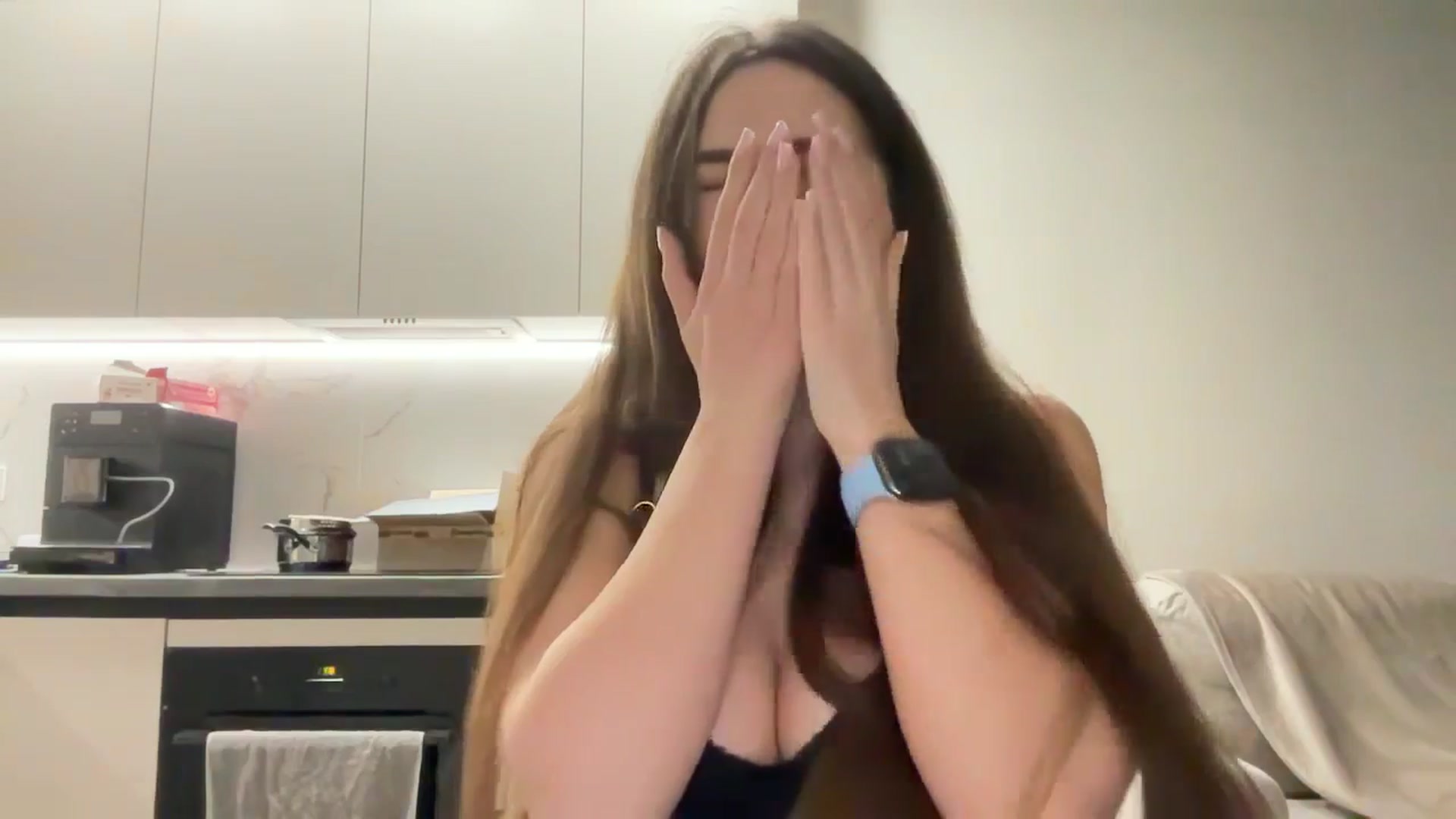 Gallery image thumbnail from kissfreeze's myfreecams stream on, 04/10/2025, 21:33 image 17 of 20