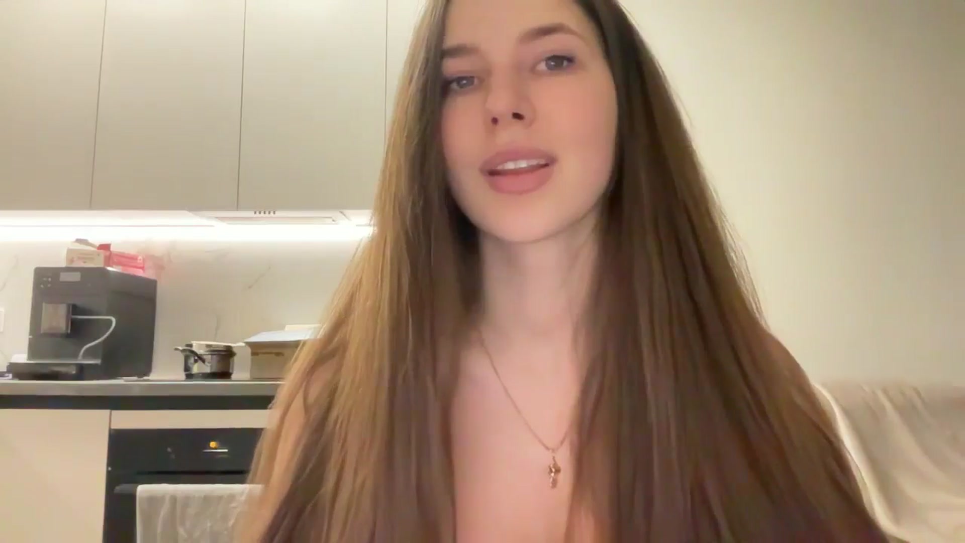 Gallery image thumbnail from kissfreeze's myfreecams stream on, 04/10/2025, 21:33 image 15 of 20