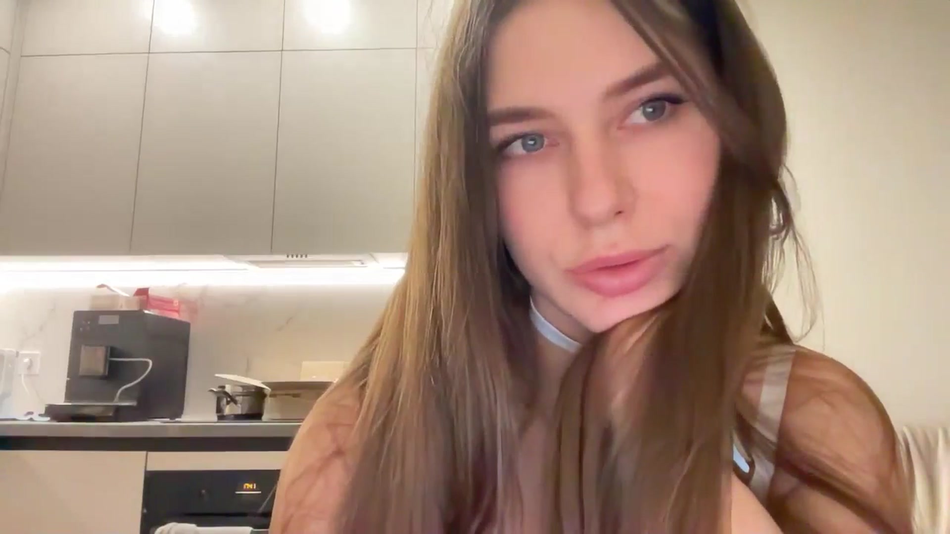 Gallery image thumbnail from kissfreeze's myfreecams stream on, 04/11/2025, 20:16 image 11 of 20