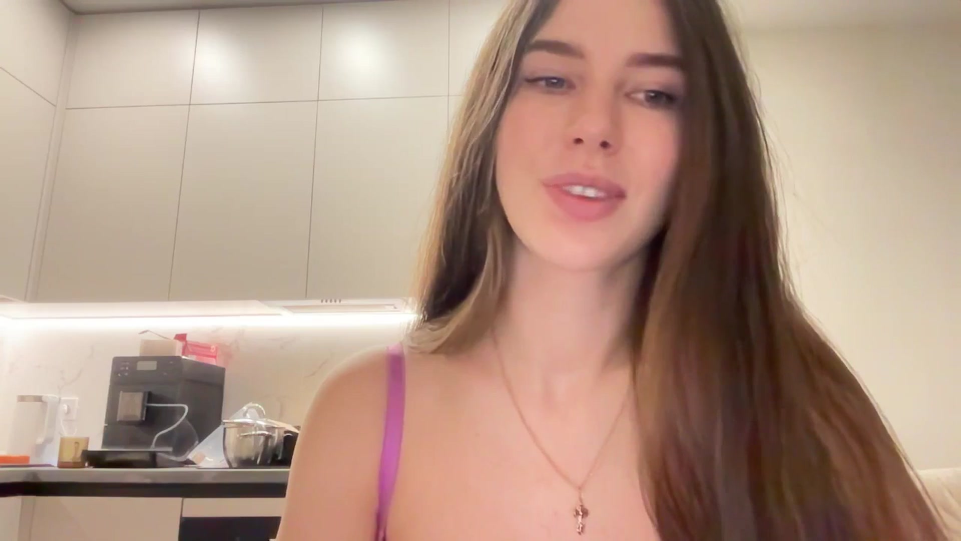 Gallery image thumbnail from kissfreeze's myfreecams stream on, 04/13/2025, 20:02 image 4 of 20