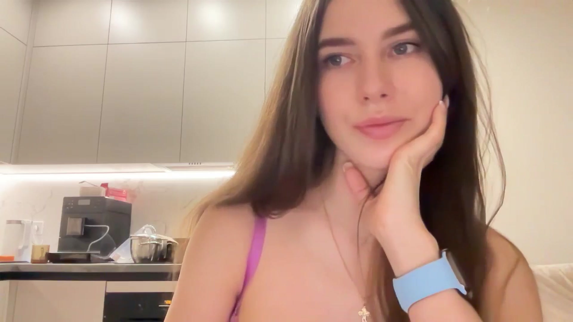 Gallery image thumbnail from kissfreeze's myfreecams stream on, 04/13/2025, 20:02 image 12 of 20