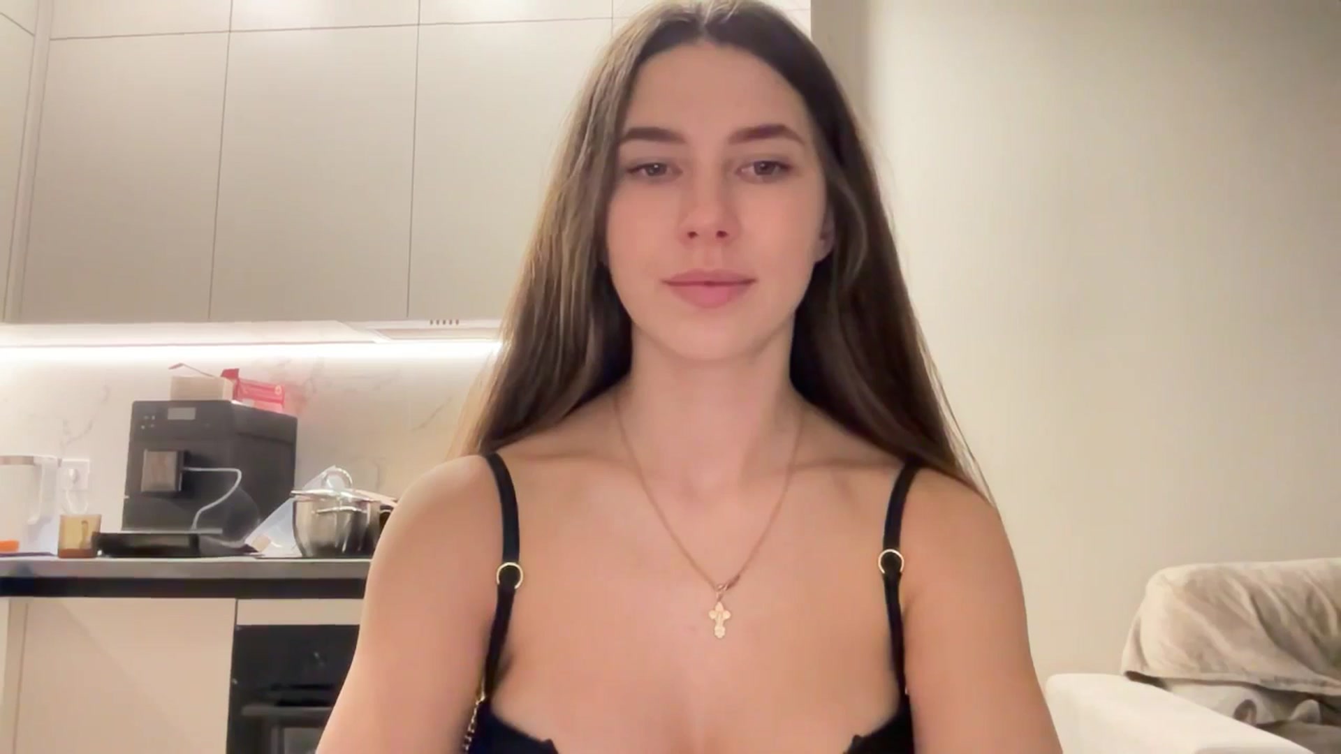 Gallery image thumbnail from kissfreeze's myfreecams stream on, 04/13/2025, 21:11 image 6 of 20