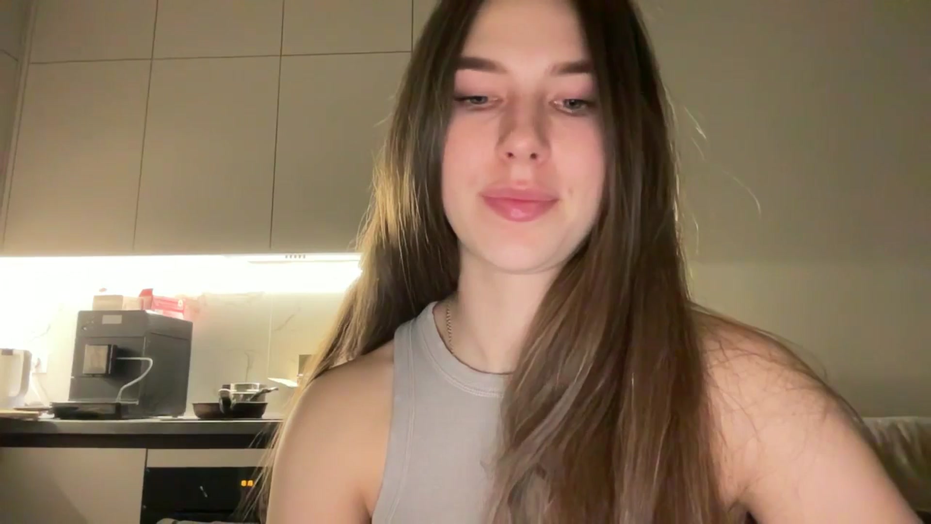 Gallery image thumbnail from kissfreeze's myfreecams stream on, 04/14/2025, 20:43 image 18 of 20